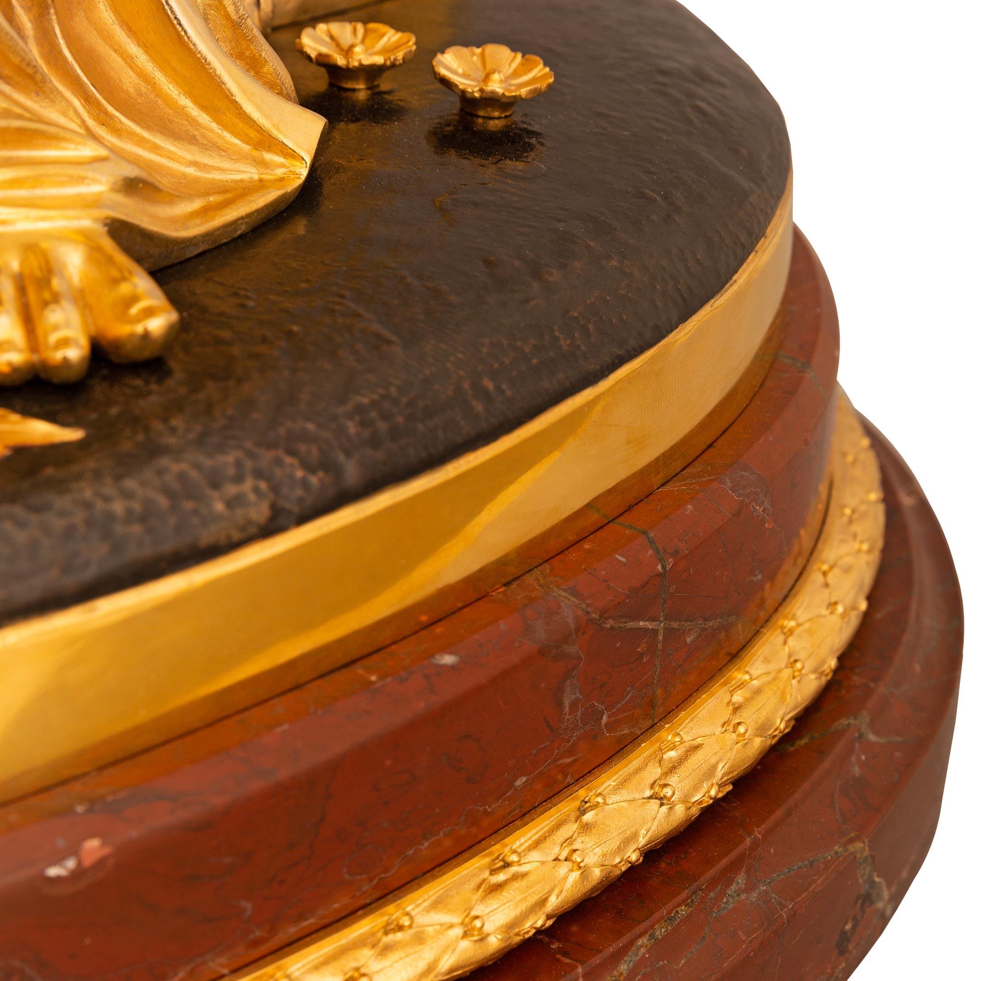 Statua neoclassica francese del XIX secolo. Statua in marmo Ormolu e bronzo patinato in vendita 3