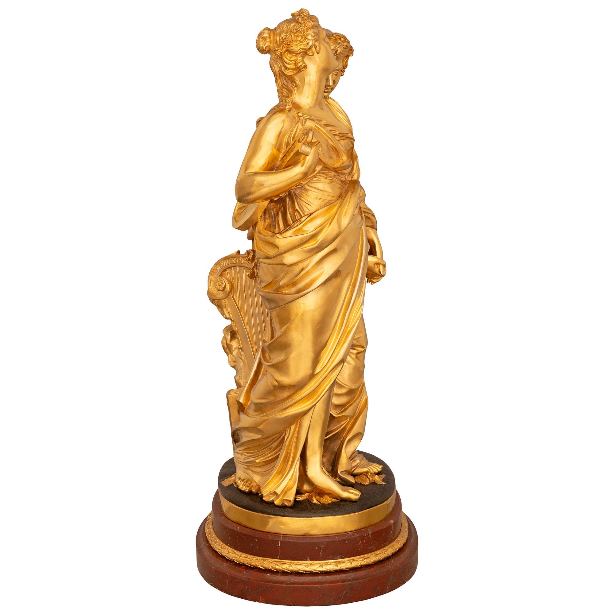 Francese Statua neoclassica francese del XIX secolo. Statua in marmo Ormolu e bronzo patinato in vendita