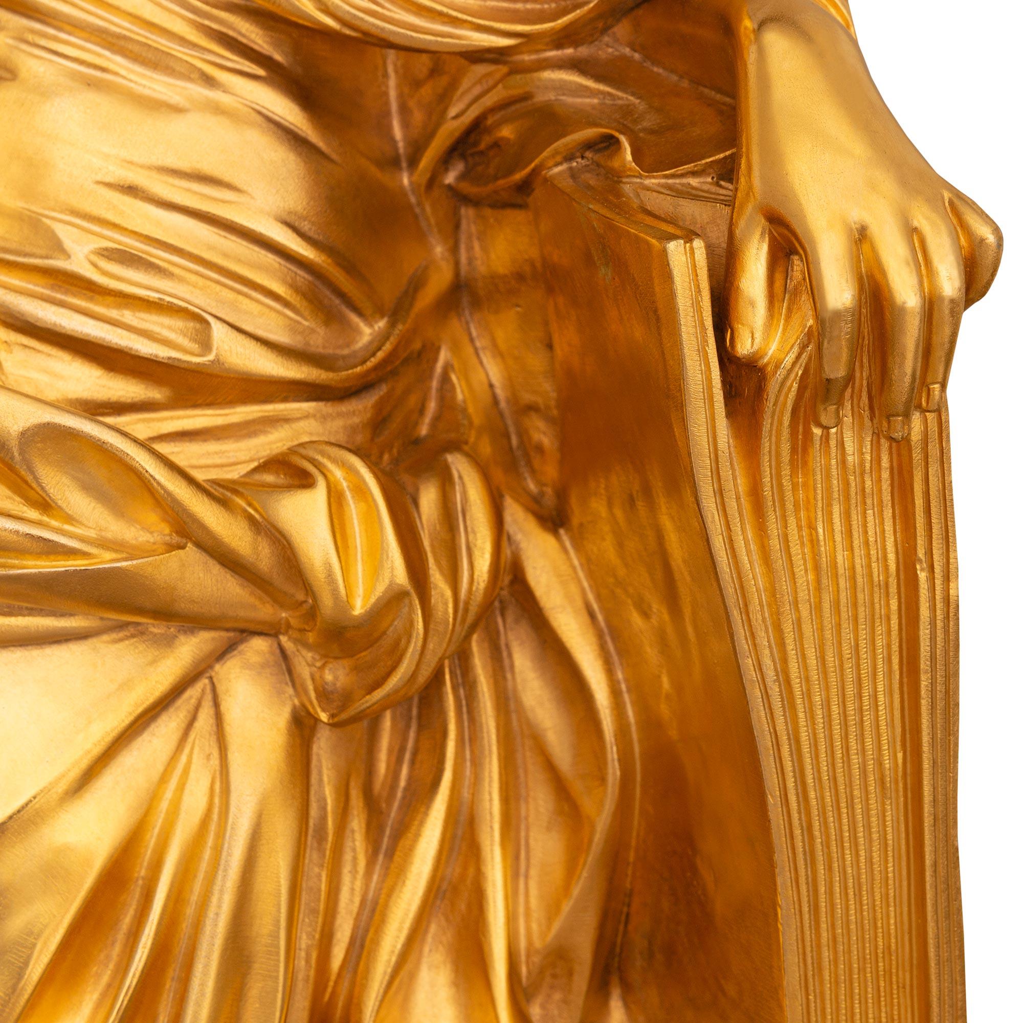 Bronzo Statua neoclassica francese del XIX secolo. Statua in marmo Ormolu e bronzo patinato in vendita