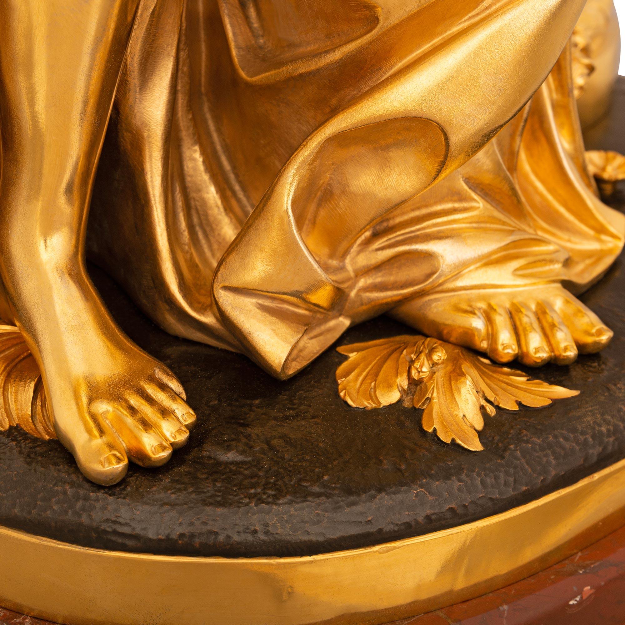 Statua neoclassica francese del XIX secolo. Statua in marmo Ormolu e bronzo patinato in vendita 1