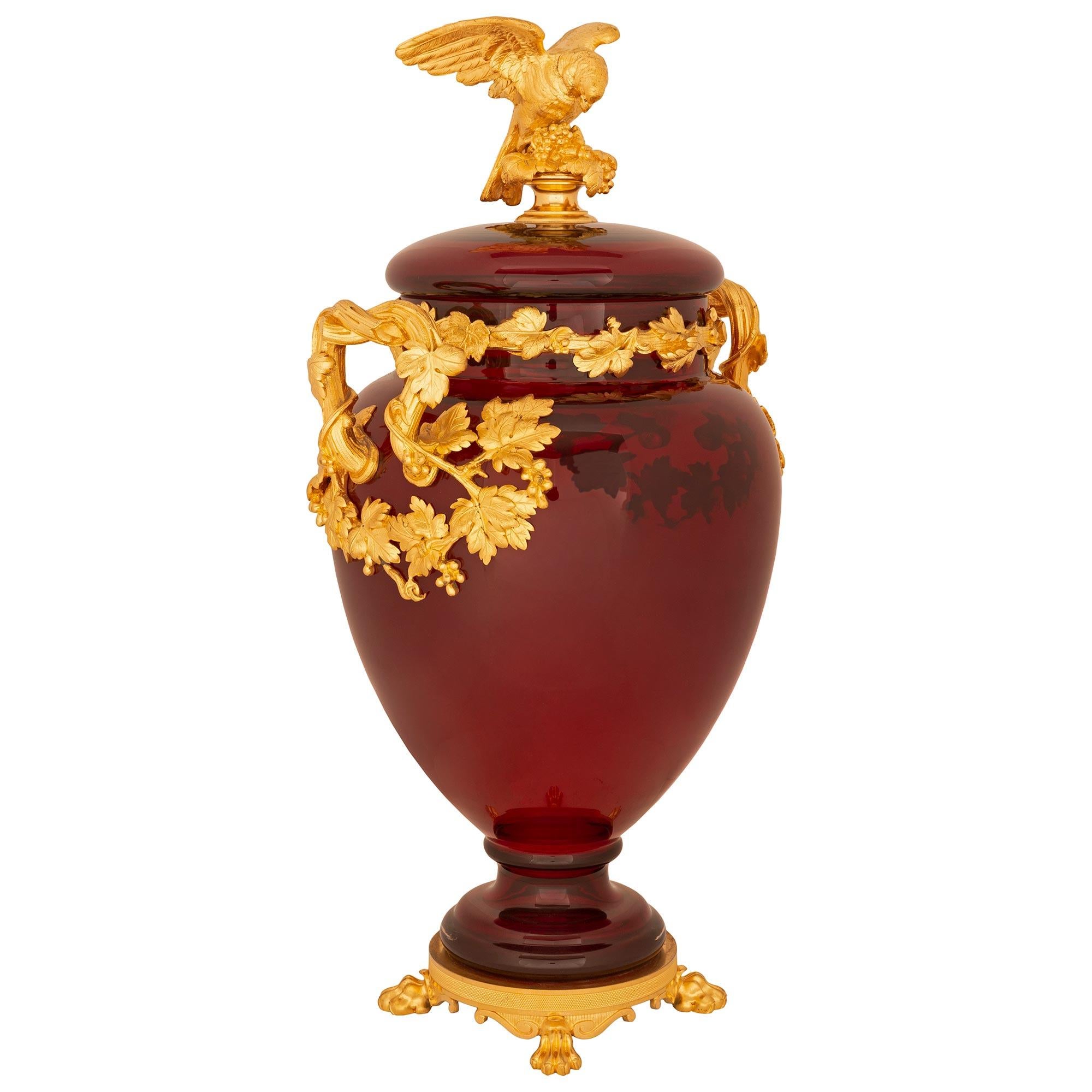 Französische neoklassizistische Urne aus rotem Ochsenblutglas und Goldbronze mit Deckel aus dem 19. Jahrhundert (Neoklassisch) im Angebot