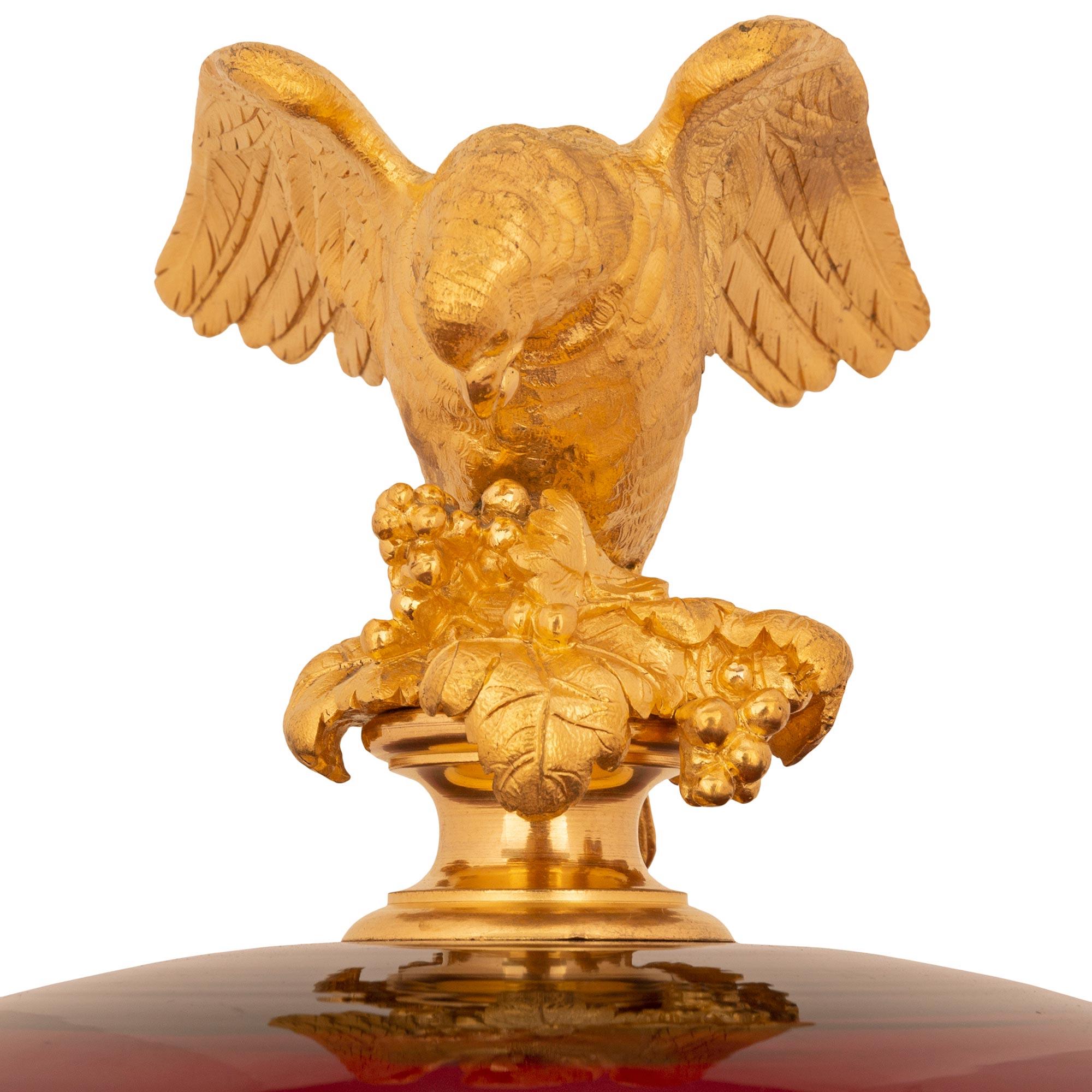 Urna neoclassica francese del XIX secolo con coperchio in vetro rosso sangue di bue e ormeggio In condizioni buone in vendita a West Palm Beach, FL