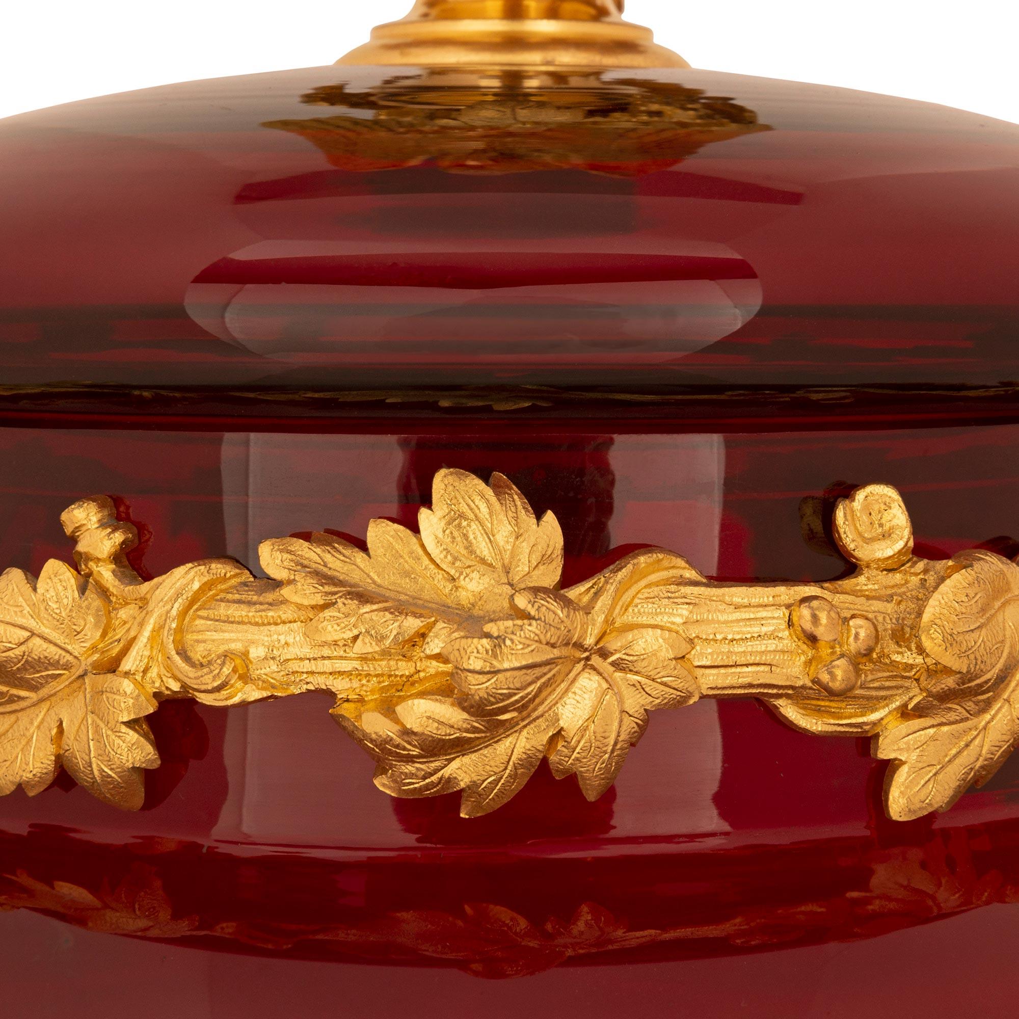 Französische neoklassizistische Urne aus rotem Ochsenblutglas und Goldbronze mit Deckel aus dem 19. Jahrhundert im Angebot 1