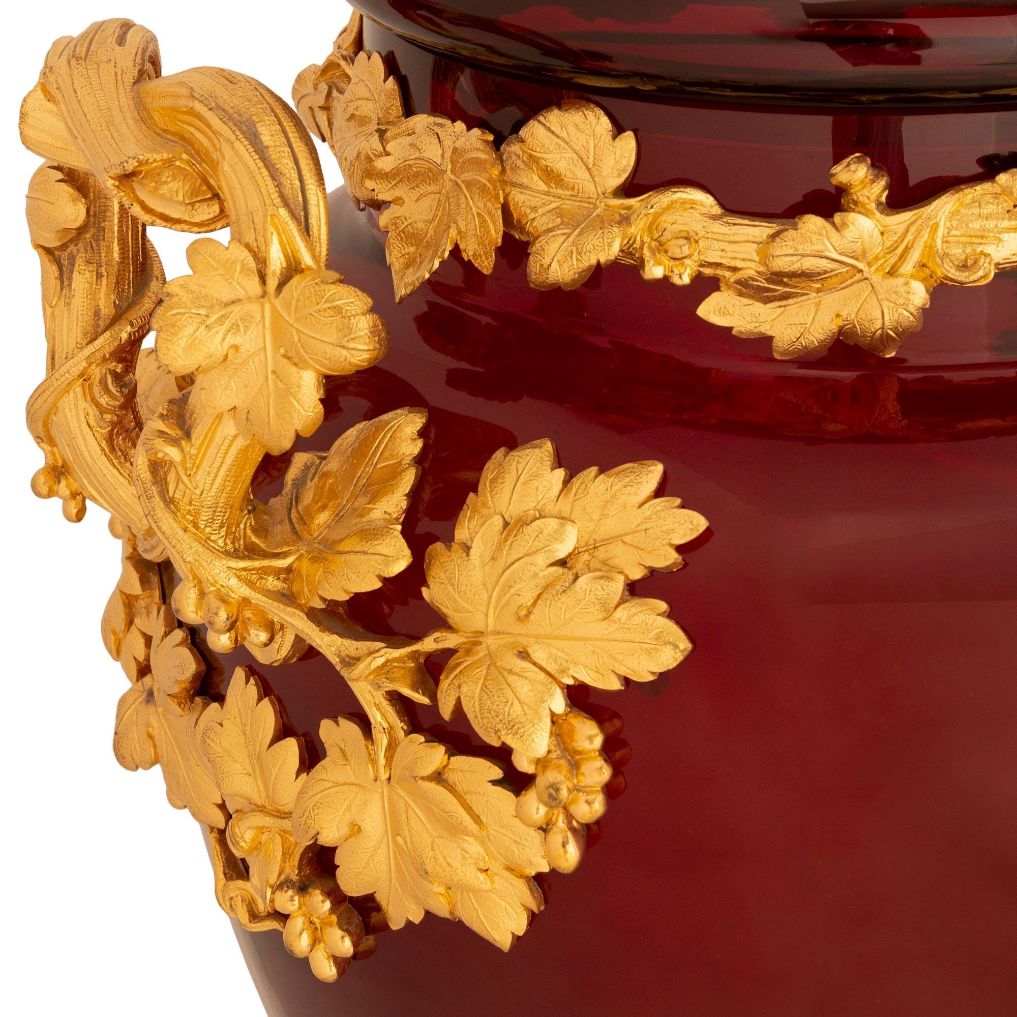 Französische neoklassizistische Urne aus rotem Ochsenblutglas und Goldbronze mit Deckel aus dem 19. Jahrhundert im Angebot 2
