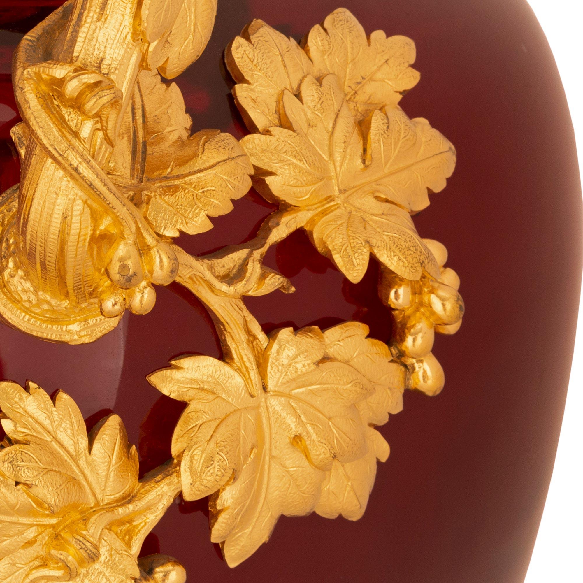 Französische neoklassizistische Urne aus rotem Ochsenblutglas und Goldbronze mit Deckel aus dem 19. Jahrhundert im Angebot 3