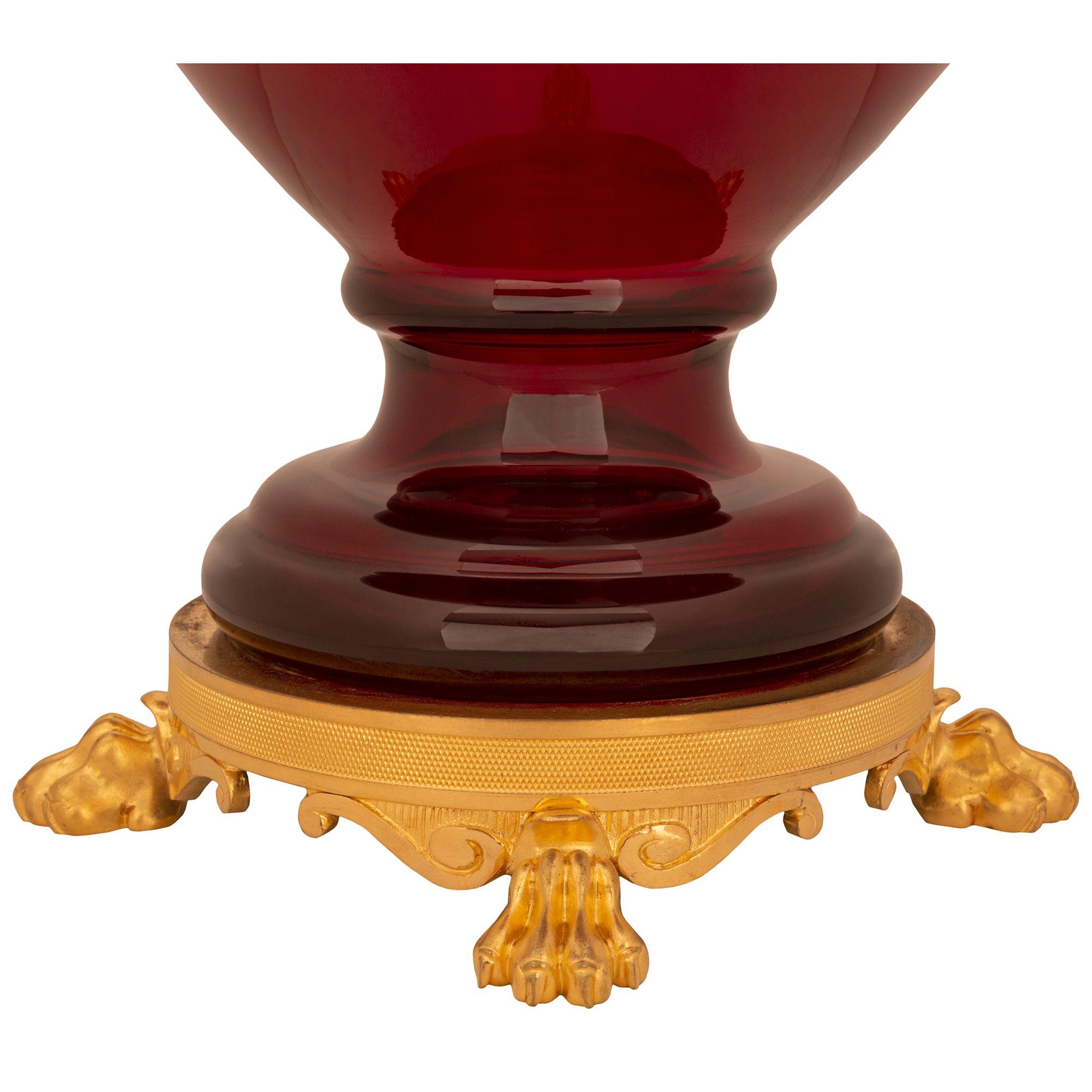Französische neoklassizistische Urne aus rotem Ochsenblutglas und Goldbronze mit Deckel aus dem 19. Jahrhundert im Angebot 4