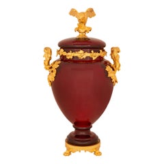 Urne néoclassique française du 19ème siècle en verre rouge sang de bœuf avec couvercle en bronze doré
