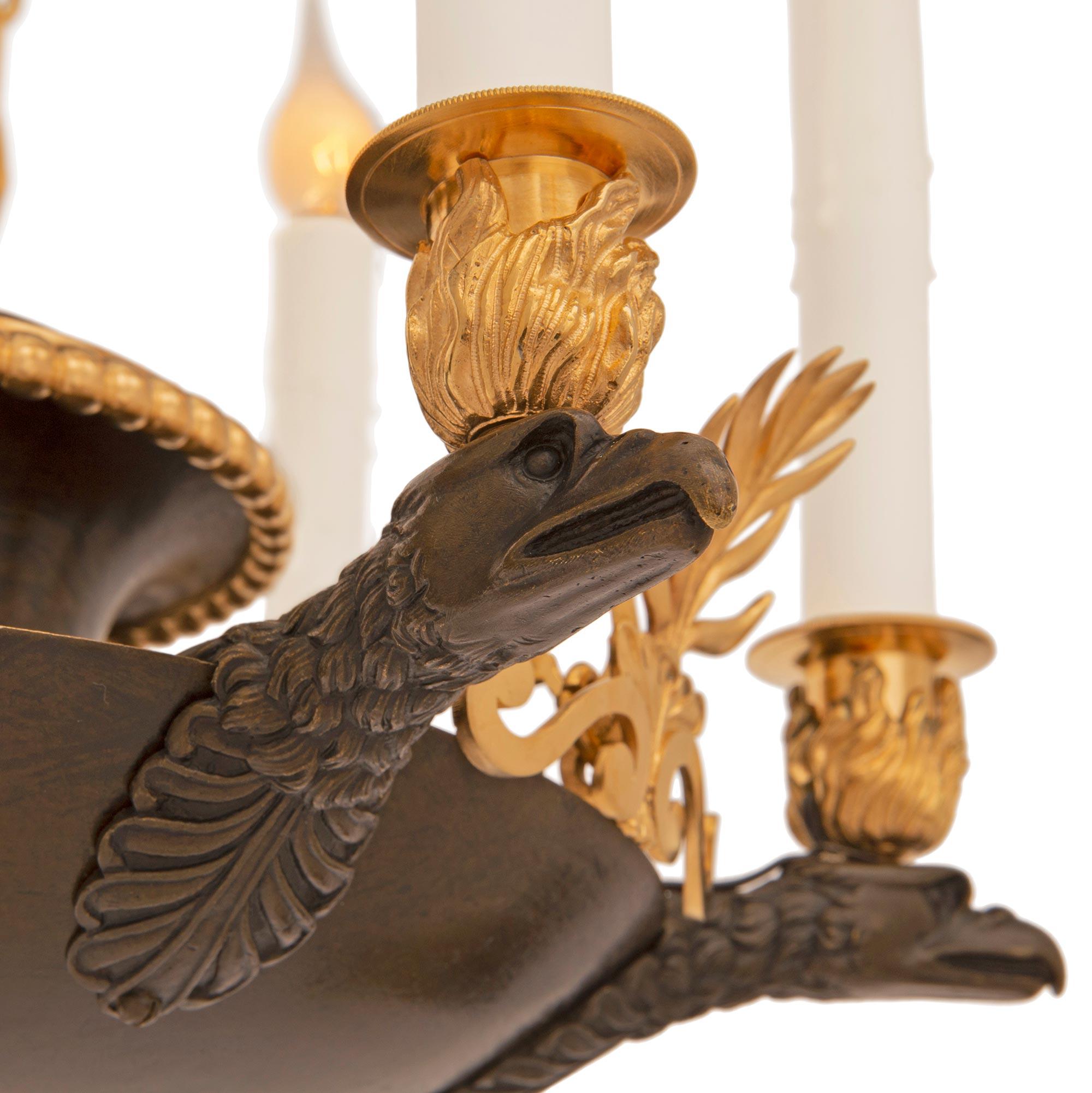 Français Lustre néoclassique français du XIXe siècle en bronze patiné et bronze doré de style néo-classique en vente