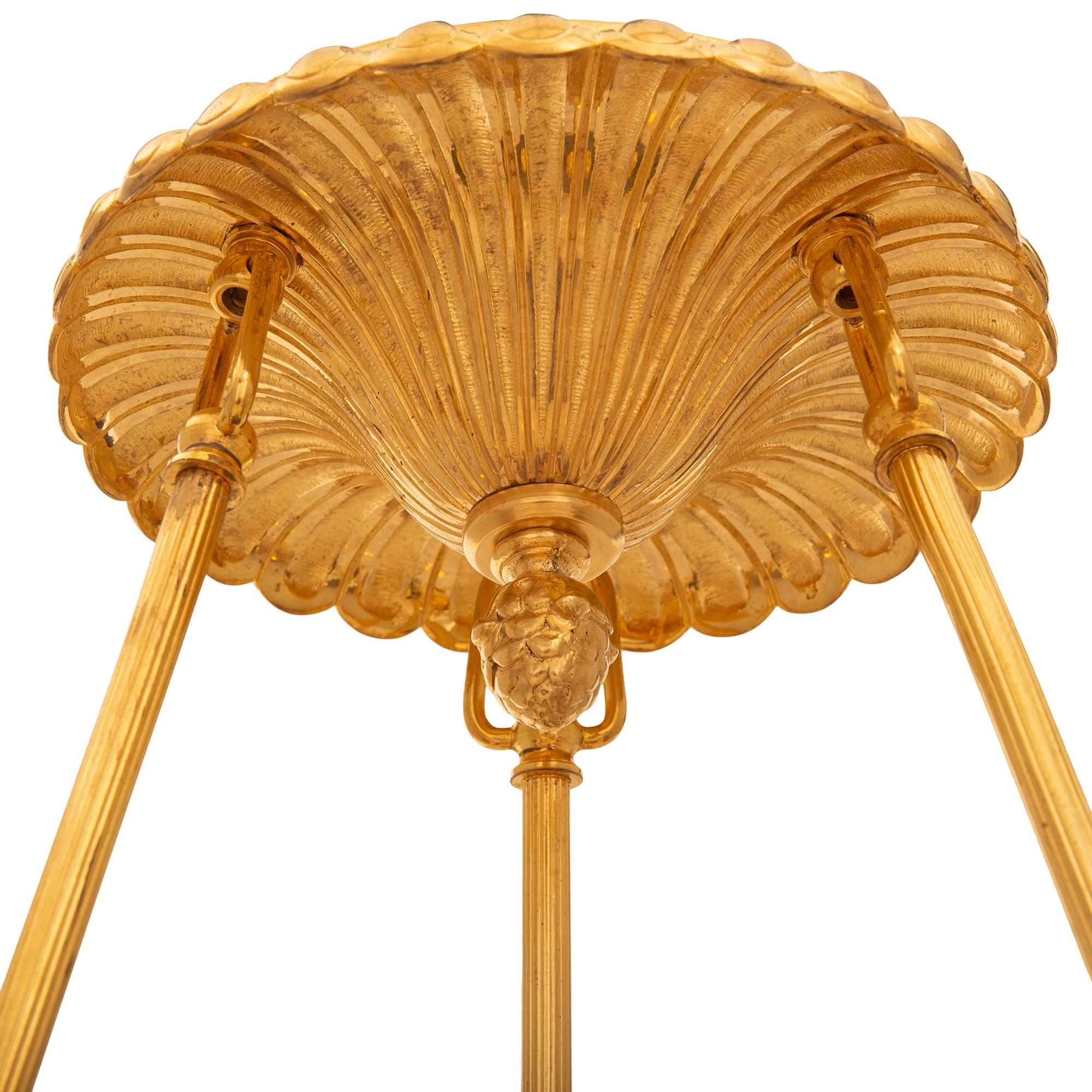 Francese Lampadario neoclassico francese del XIX secolo in bronzo patinato e ormolu in vendita