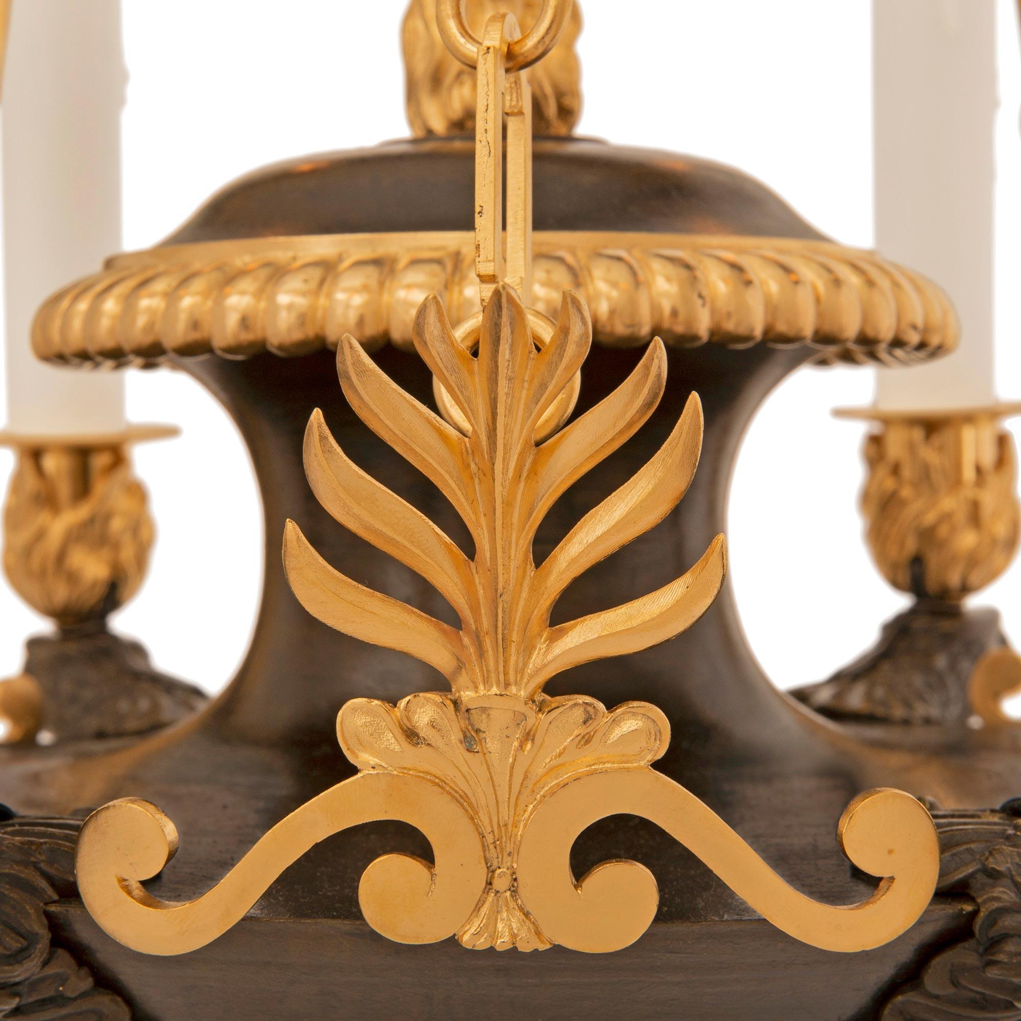 Patiné Lustre néoclassique français du XIXe siècle en bronze patiné et bronze doré de style néo-classique en vente