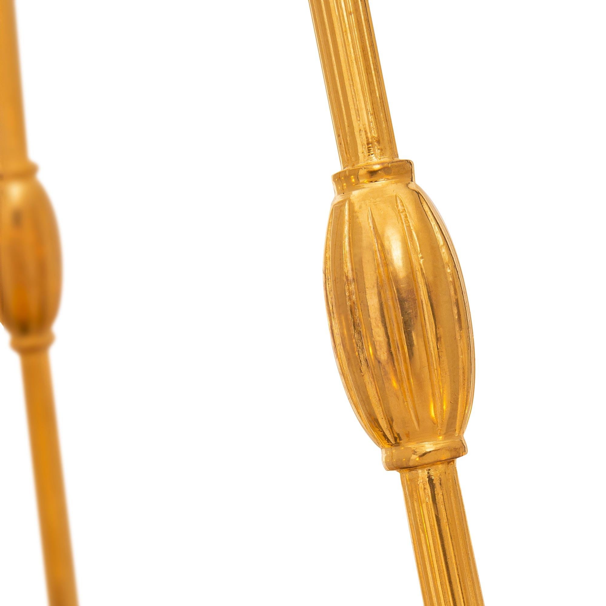Patinato Lampadario neoclassico francese del XIX secolo in bronzo patinato e ormolu in vendita