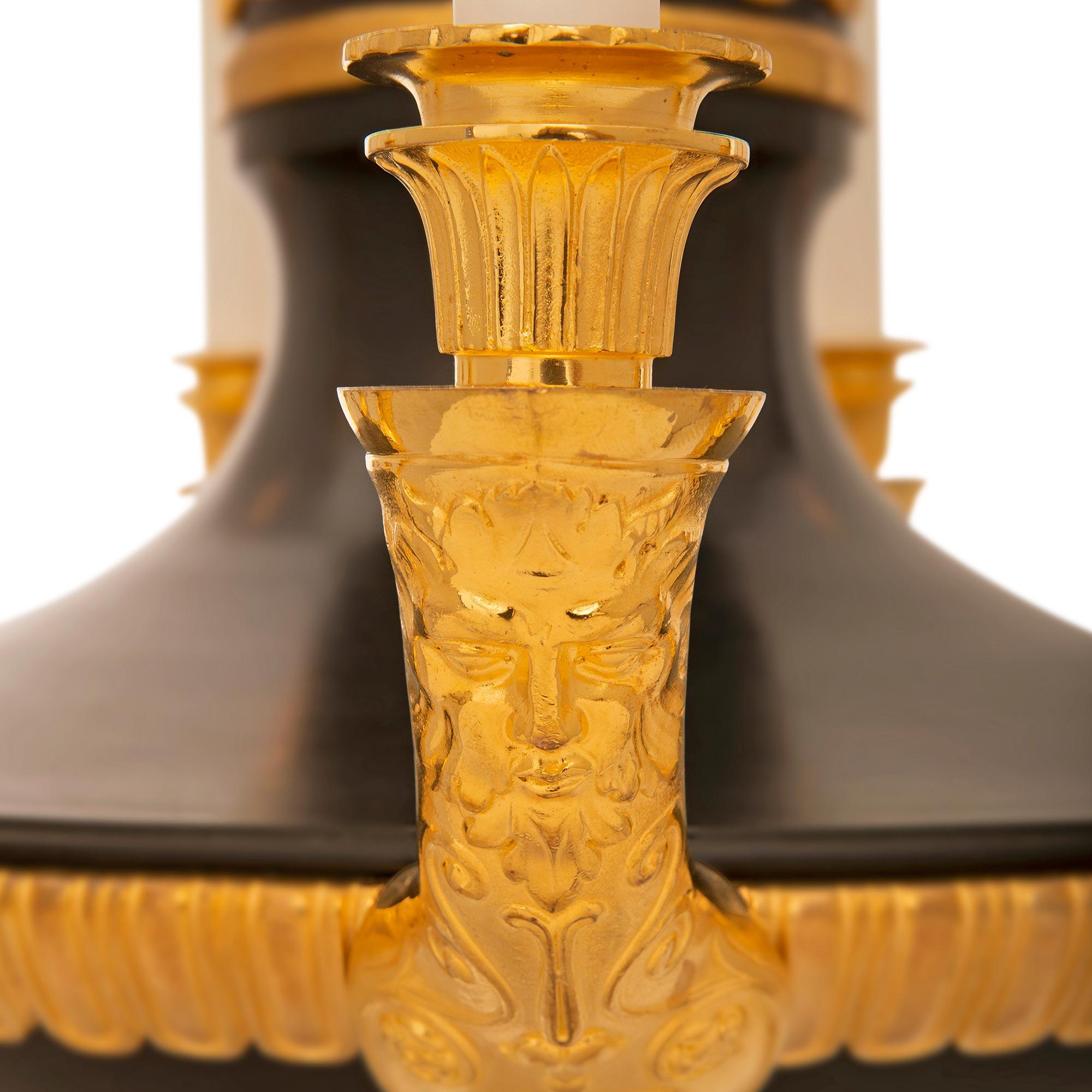 Bronzo Lampadario neoclassico francese del XIX secolo in bronzo patinato e ormolu in vendita