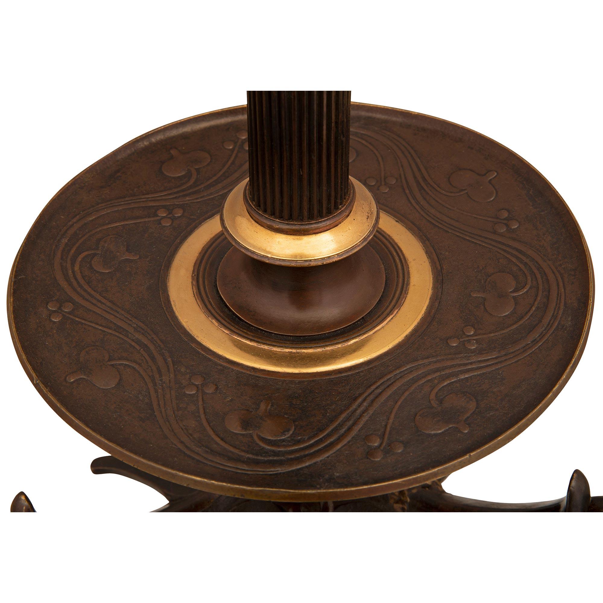Neoklassizistische Stehlampe aus patinierter Bronze und Goldbronze aus dem 19. Jahrhundert (Patiniert) im Angebot