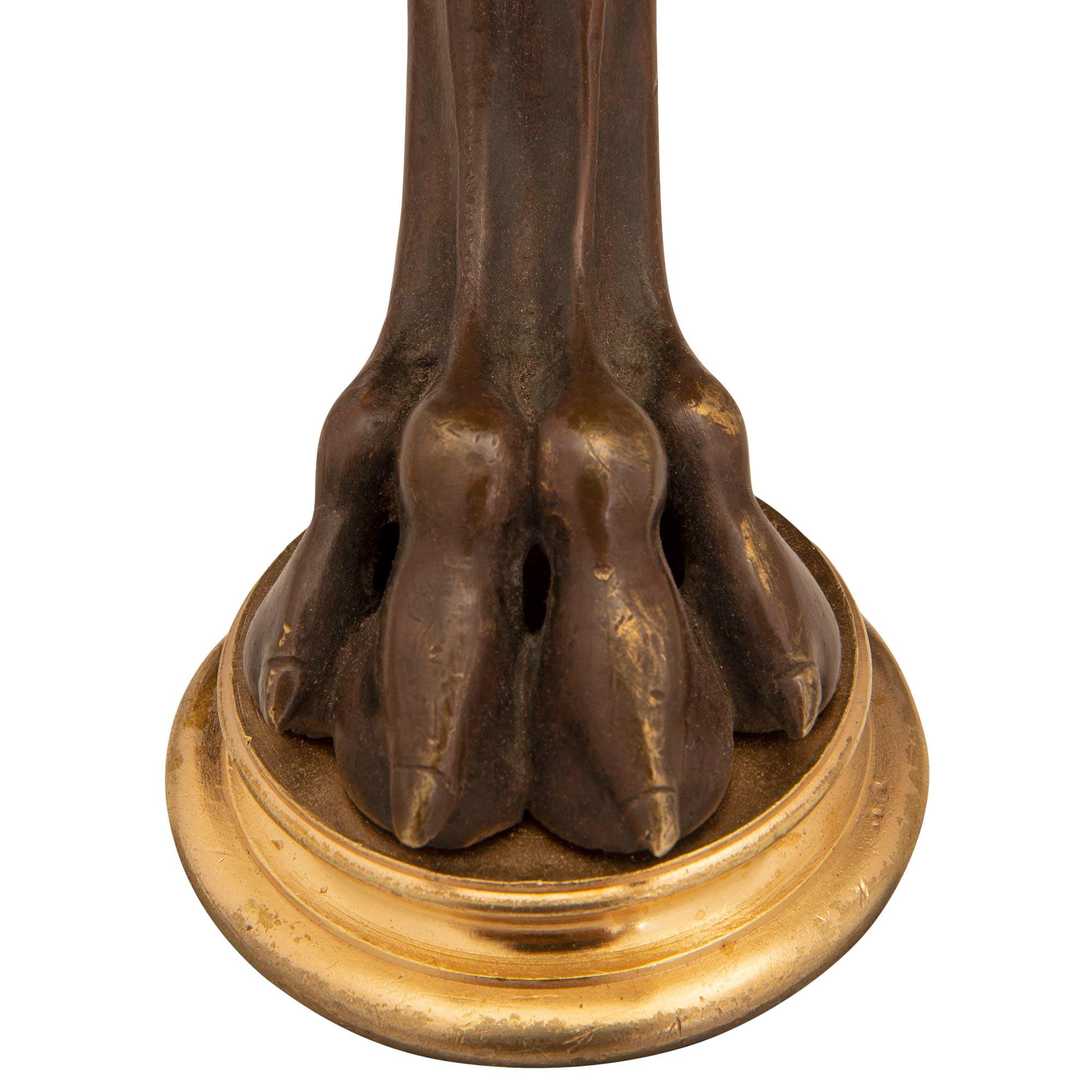 Neoklassizistische Stehlampe aus patinierter Bronze und Goldbronze aus dem 19. Jahrhundert im Angebot 2