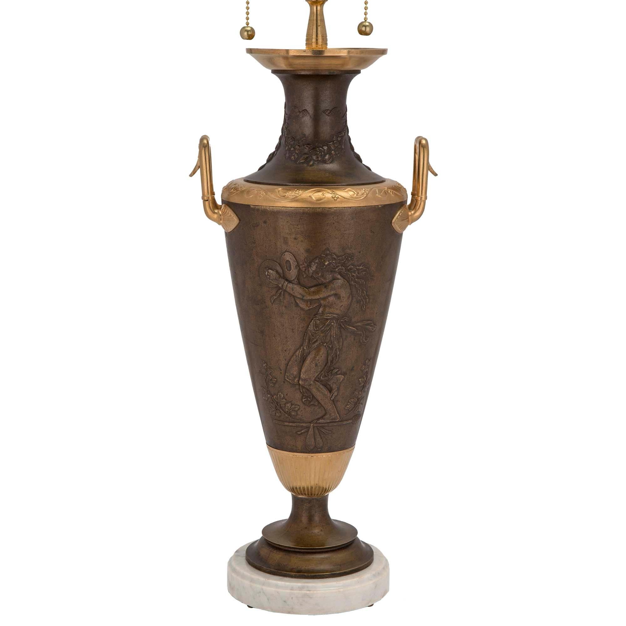 Français Lampe française néoclassique du XIXe siècle en bronze patiné et bronze doré de style néo-classique en vente