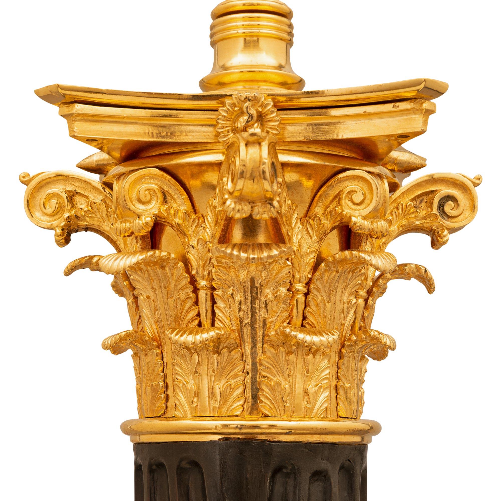 Français Lampe française néoclassique du XIXe siècle en bronze patiné et bronze doré de style néo-classique en vente