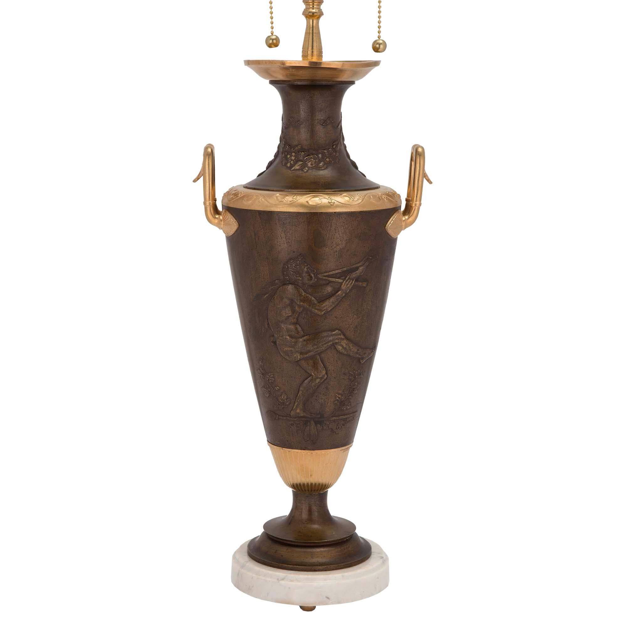 Patiné Lampe française néoclassique du XIXe siècle en bronze patiné et bronze doré de style néo-classique en vente