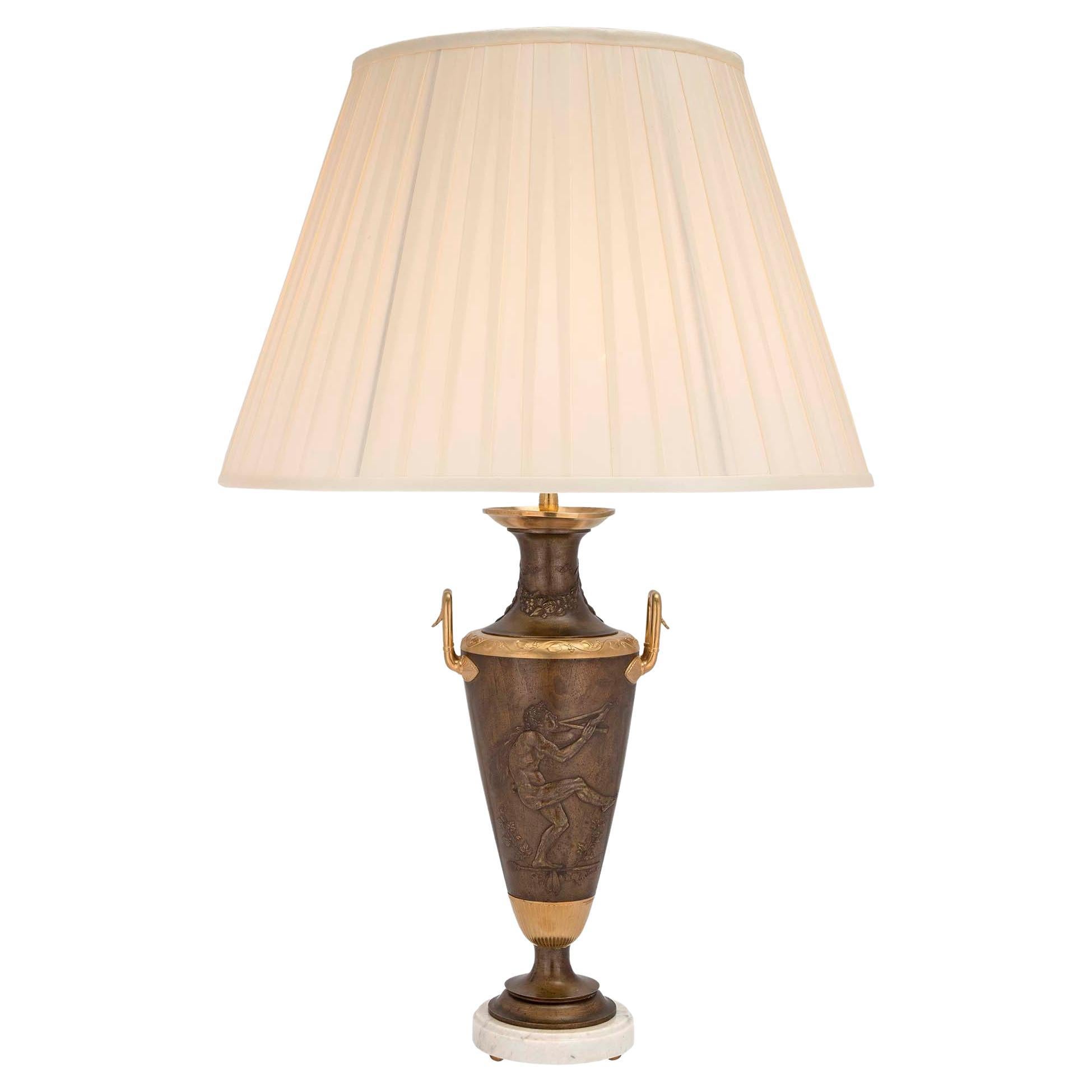 Neoklassizistische Lampe aus patinierter Bronze und Goldbronze aus dem 19. Jahrhundert