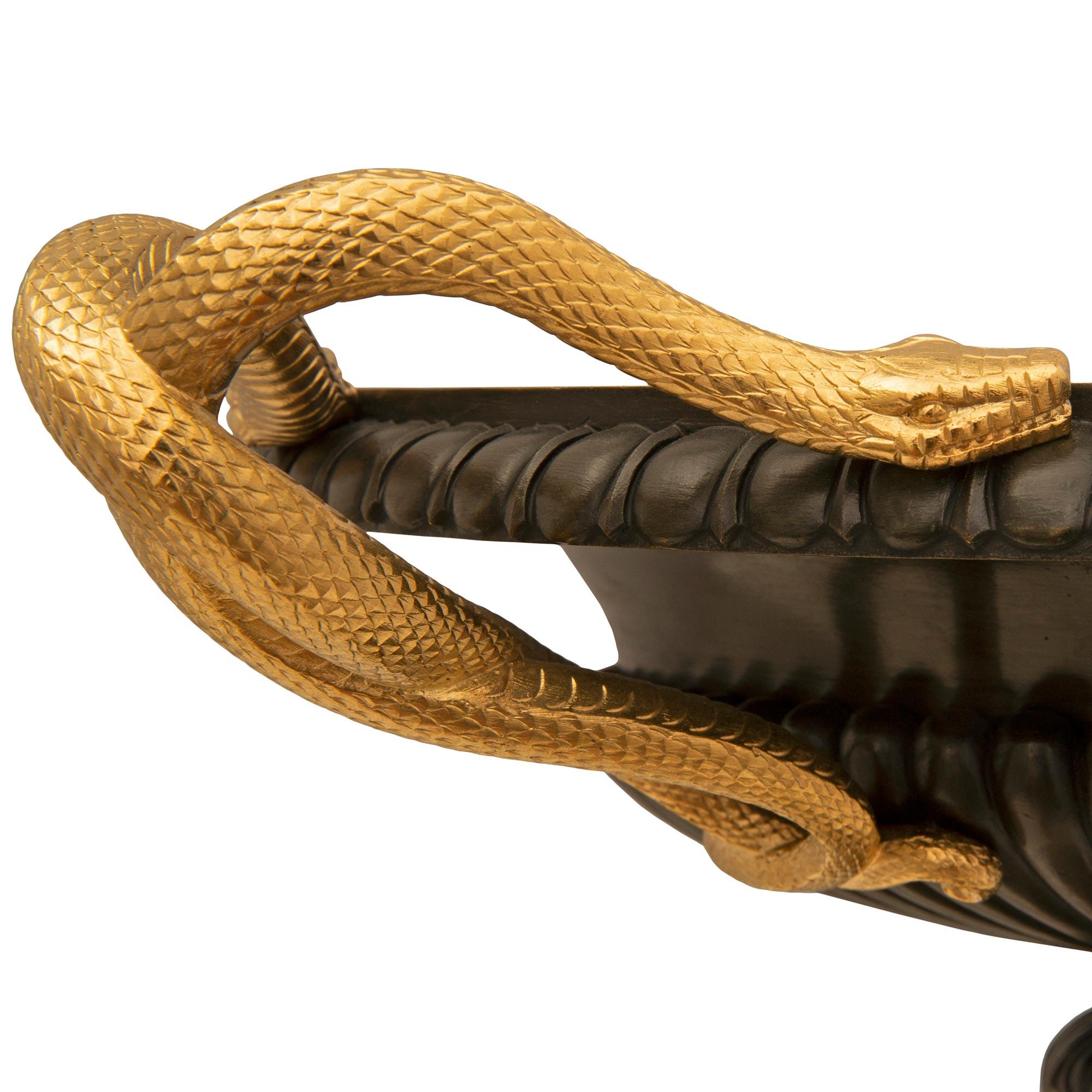 Français, XIXe siècle, Tazza néo-classique en bronze patiné et bronze doré Bon état - En vente à West Palm Beach, FL