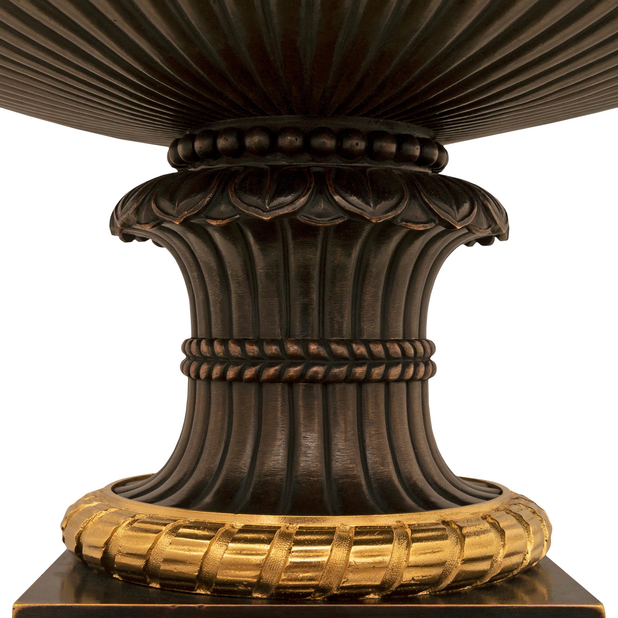 Français, XIXe siècle, Tazza néo-classique en bronze patiné et bronze doré en vente 1