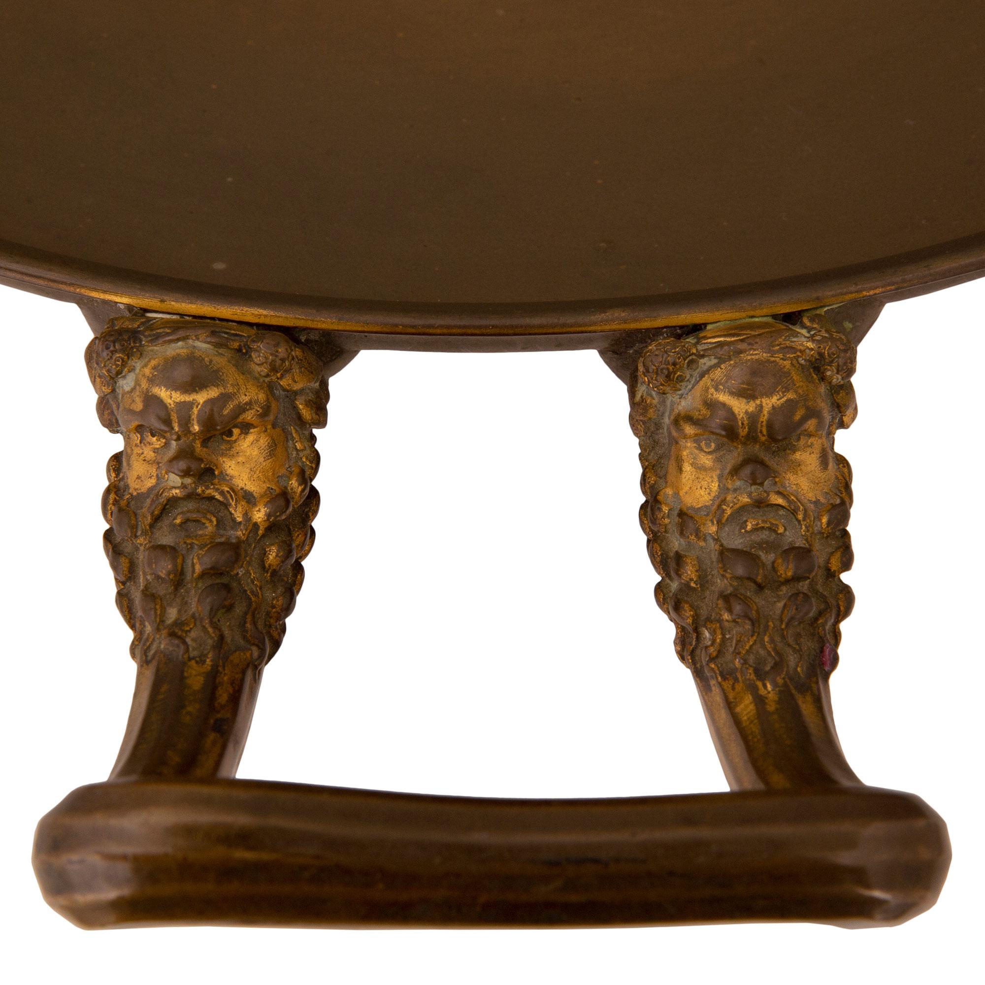 Tazza néoclassique français du 19ème siècle en bronze patiné, signé F. Levillai en vente 2