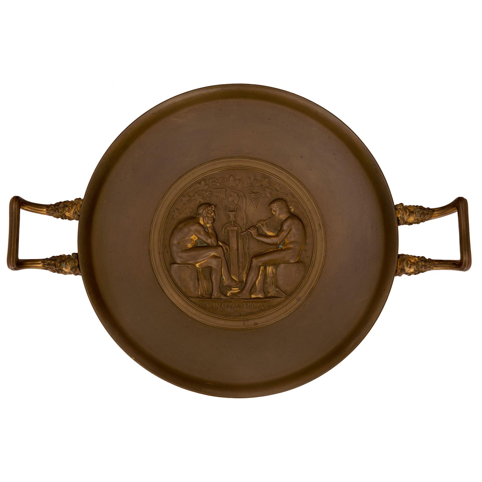 Eine elegante französische neoklassizistische Bronze-Tazza aus dem 19. Jahrhundert, signiert F. Levillain, patiniert. Die Tazza wird von einem feinen, runden Sockel mit einem glatten, abgestuften Muster getragen. In der Mitte der runden Schale