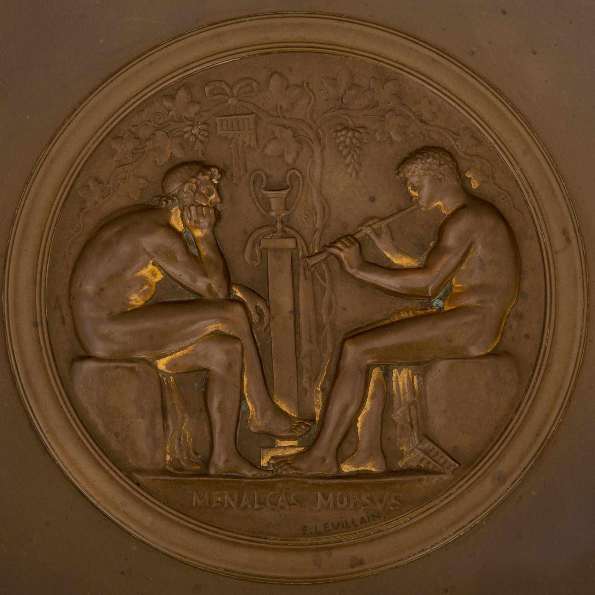 Neoklassizistische Tazza aus patinierter Bronze des 19. Jahrhunderts, signiert F. Levillai (Neoklassisch) im Angebot