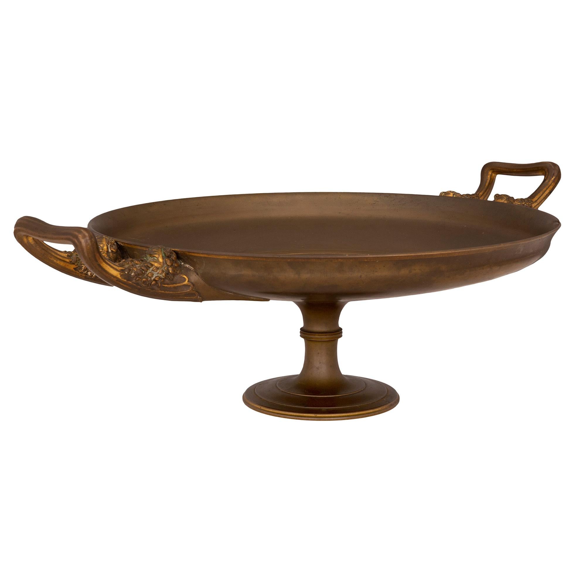 Patiné Tazza néoclassique français du 19ème siècle en bronze patiné, signé F. Levillai en vente