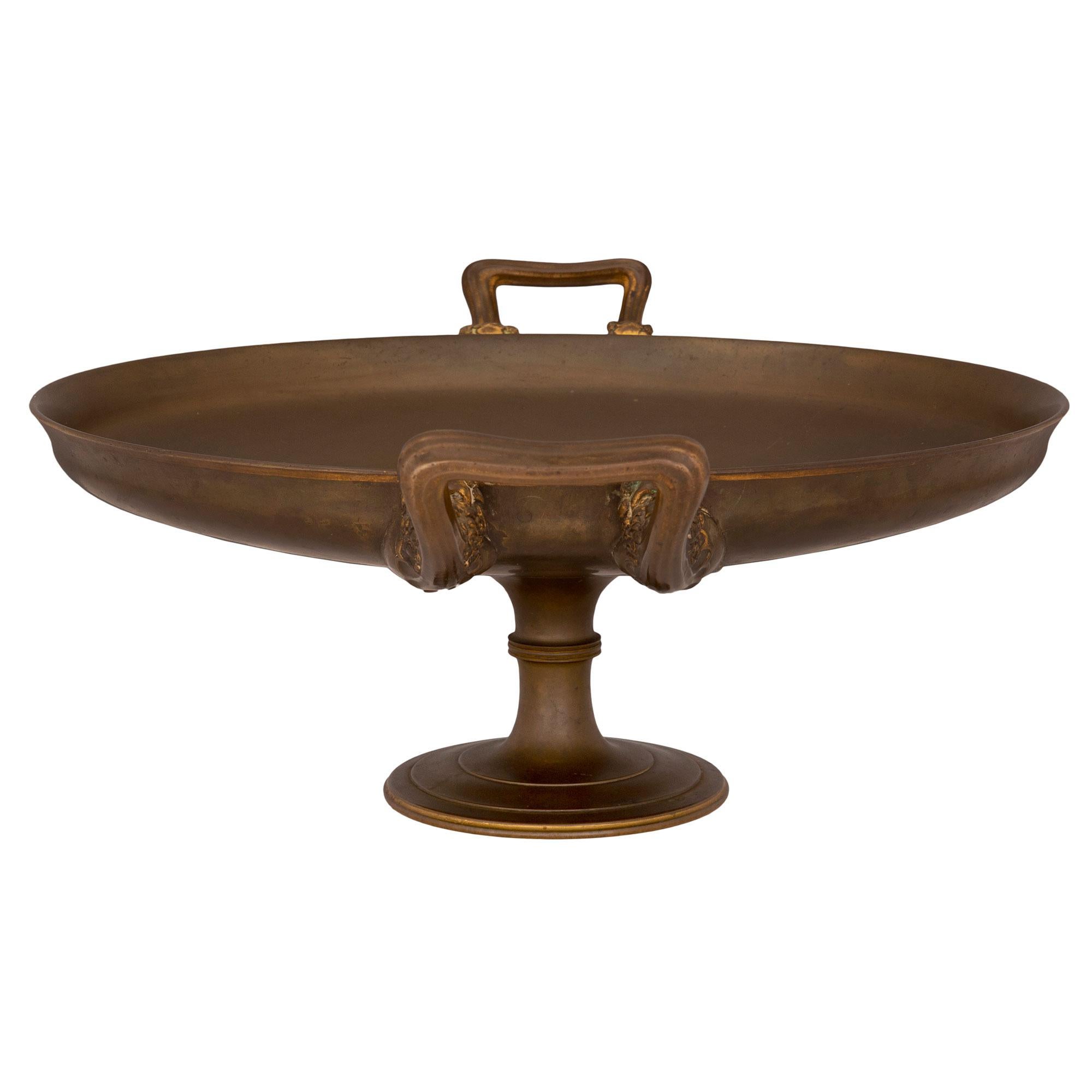 Tazza néoclassique français du 19ème siècle en bronze patiné, signé F. Levillai Bon état - En vente à West Palm Beach, FL