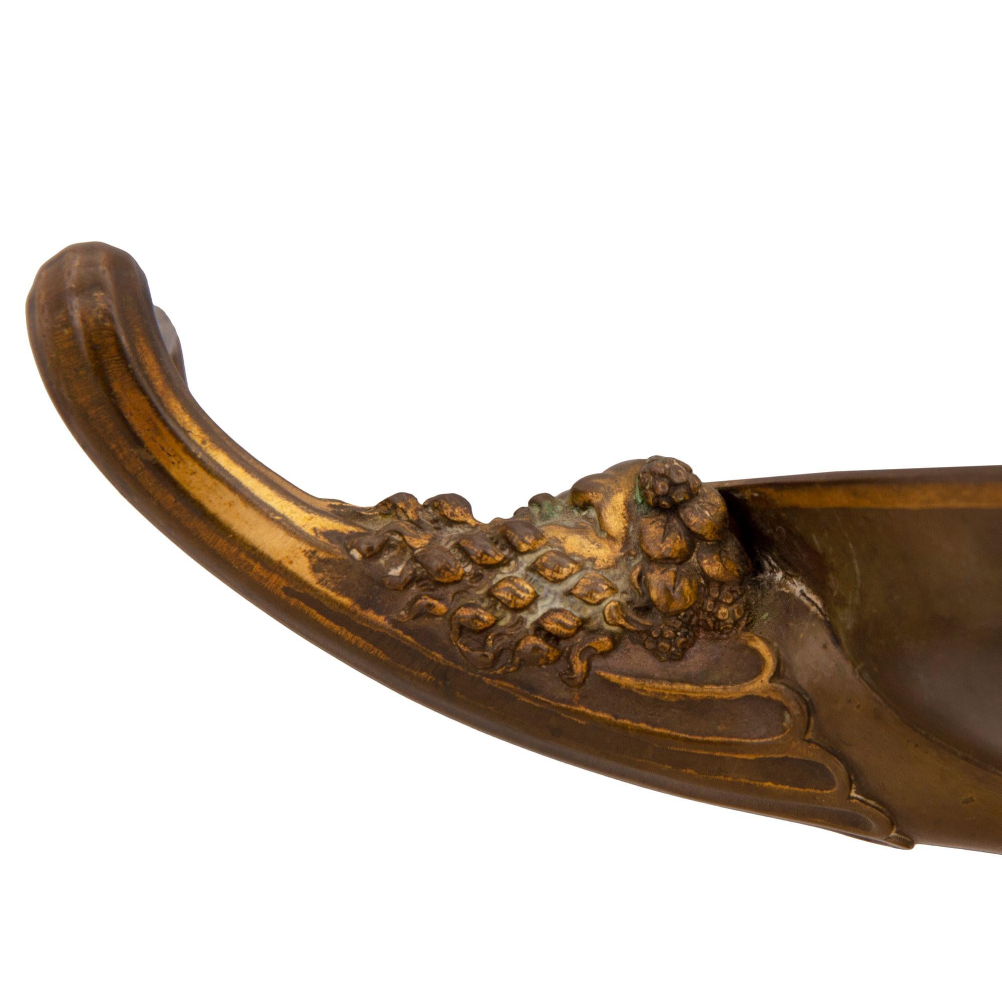 XIXe siècle Tazza en bronze patiné de style néo-classique français du 19ème siècle, signé F. Levillai en vente