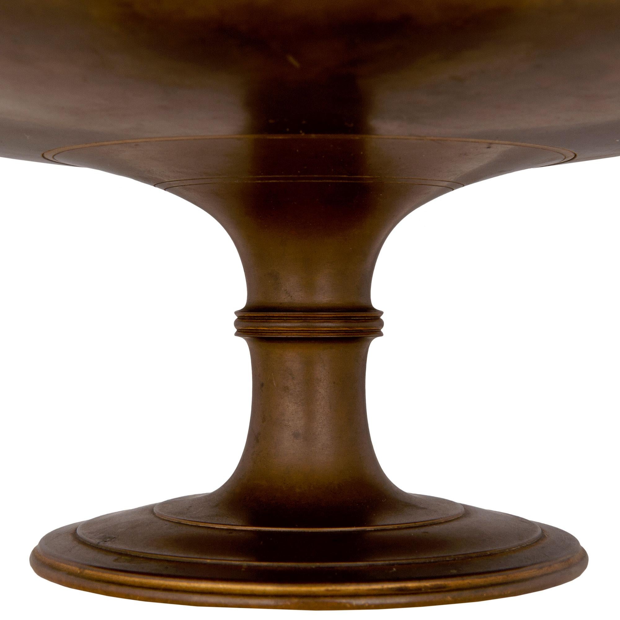Neoklassizistische Tazza aus patinierter Bronze des 19. Jahrhunderts, signiert F. Levillai im Angebot 3
