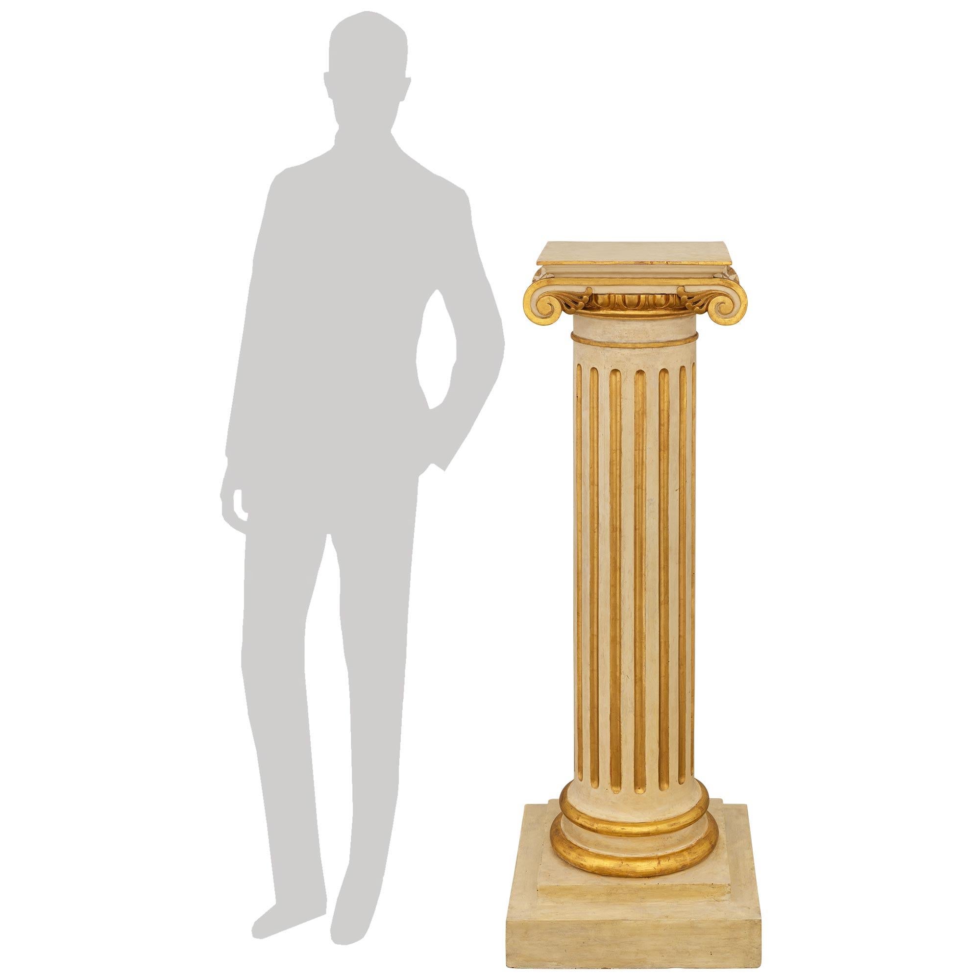 Bellissimo e molto decorativo piedistallo/colonna in legno patinato e legno d'orato francese dell'inizio del XIX secolo in stile neoclassico. Questo meraviglioso piedistallo scanalato è sollevato da uno zoccolo quadrato a gradini sotto due fasce a