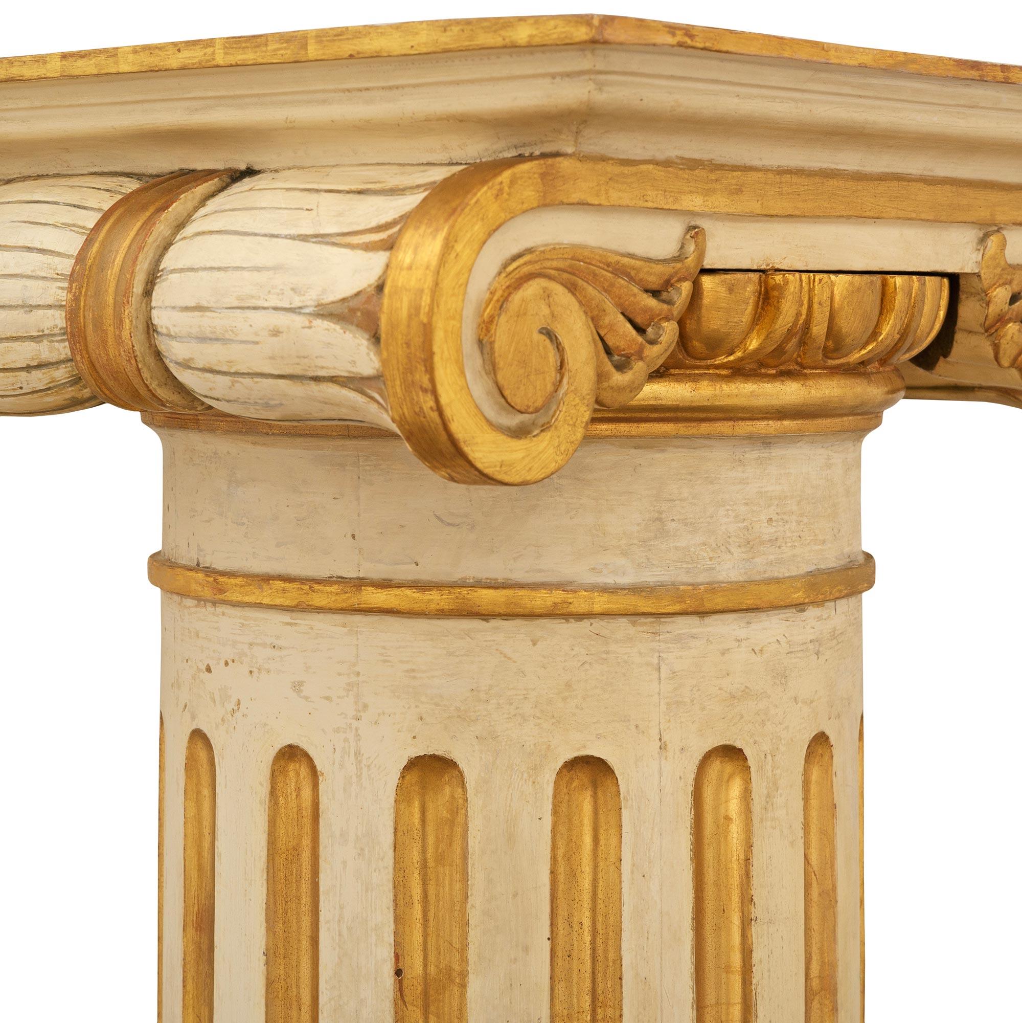 Piedistallo neoclassico francese del XIX secolo in legno patinato e legno dorato In condizioni buone in vendita a West Palm Beach, FL