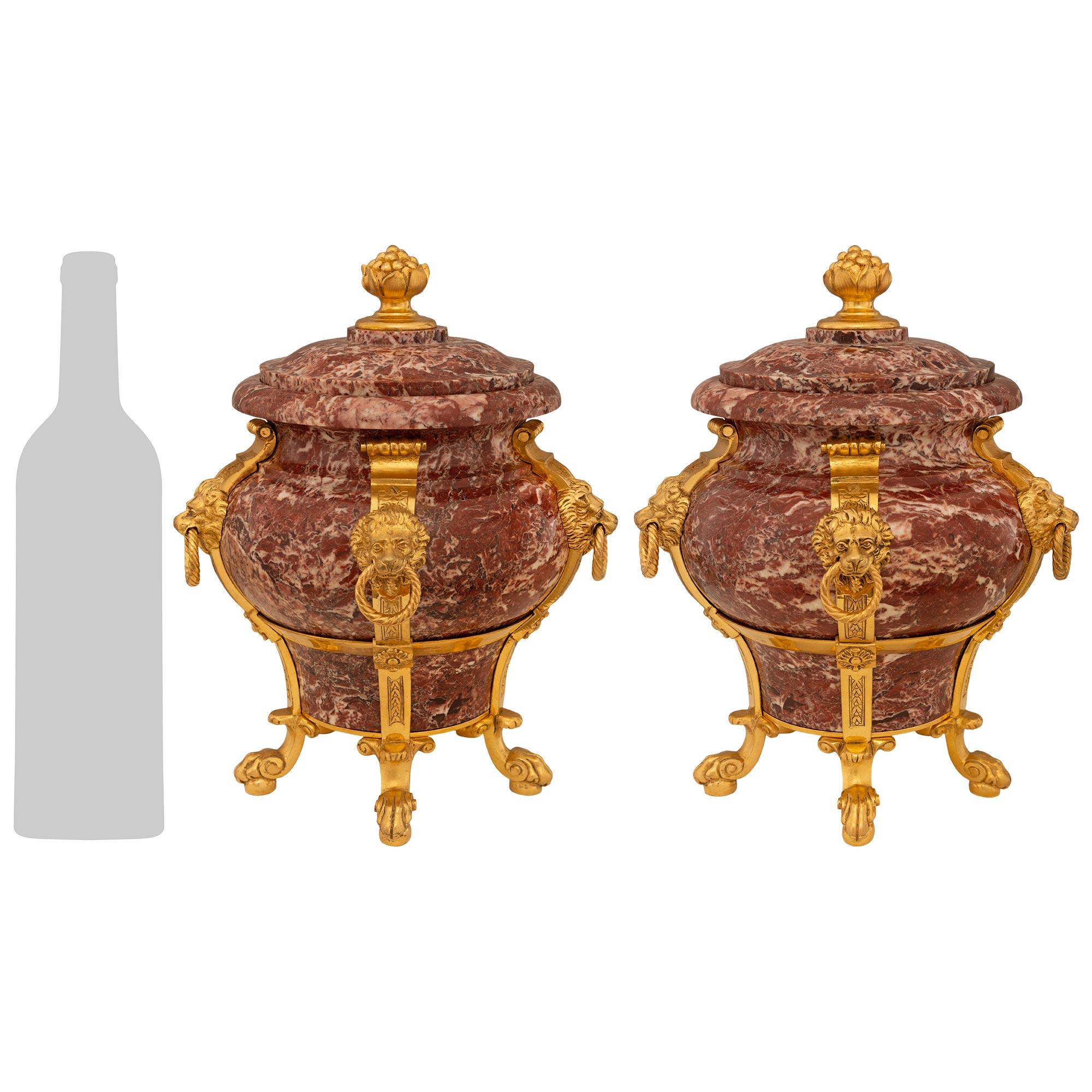 Una coppia straordinaria e unica di urne neoclassiche francesi del XIX secolo. Rose Vif des Pyrenées in marmo e Ormolu. Ogni urna è sollevata da cinque splendidi supporti a zampa di Ormolu decorati con fasce a motivi floreali incassati e cesellati.
