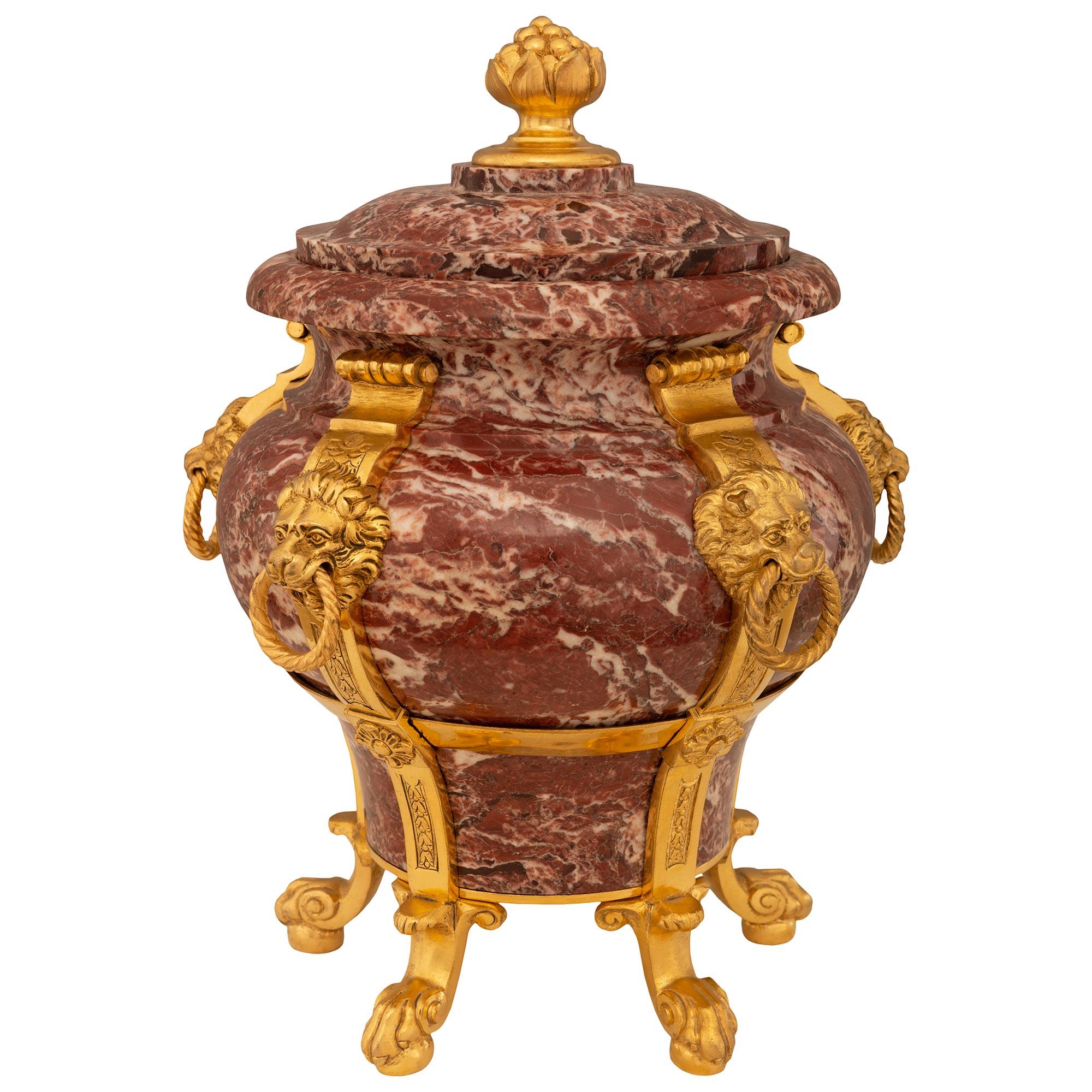 Neoclassico Urna neoclassica francese del XIX secolo in marmo e Ormolu di St Rose Vif des Pyrenées in vendita