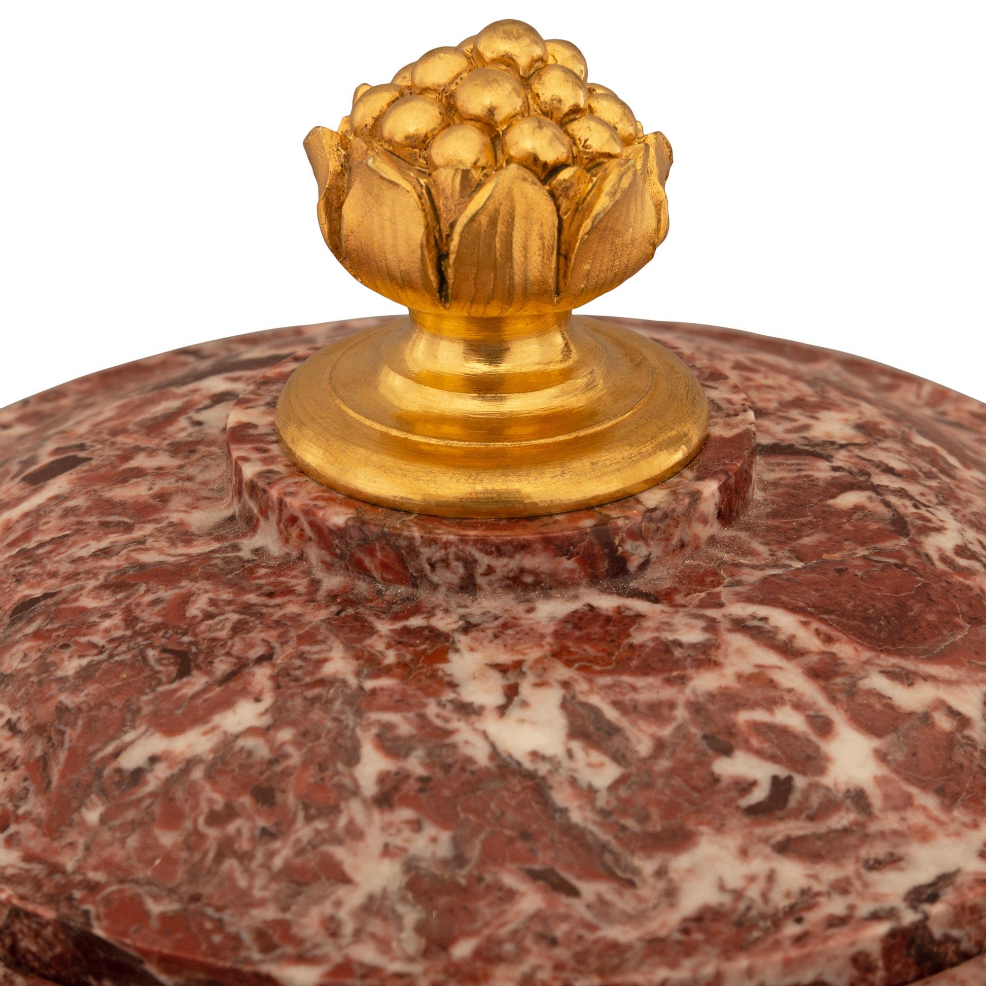 Francese Urna neoclassica francese del XIX secolo in marmo e Ormolu di St Rose Vif des Pyrenées in vendita