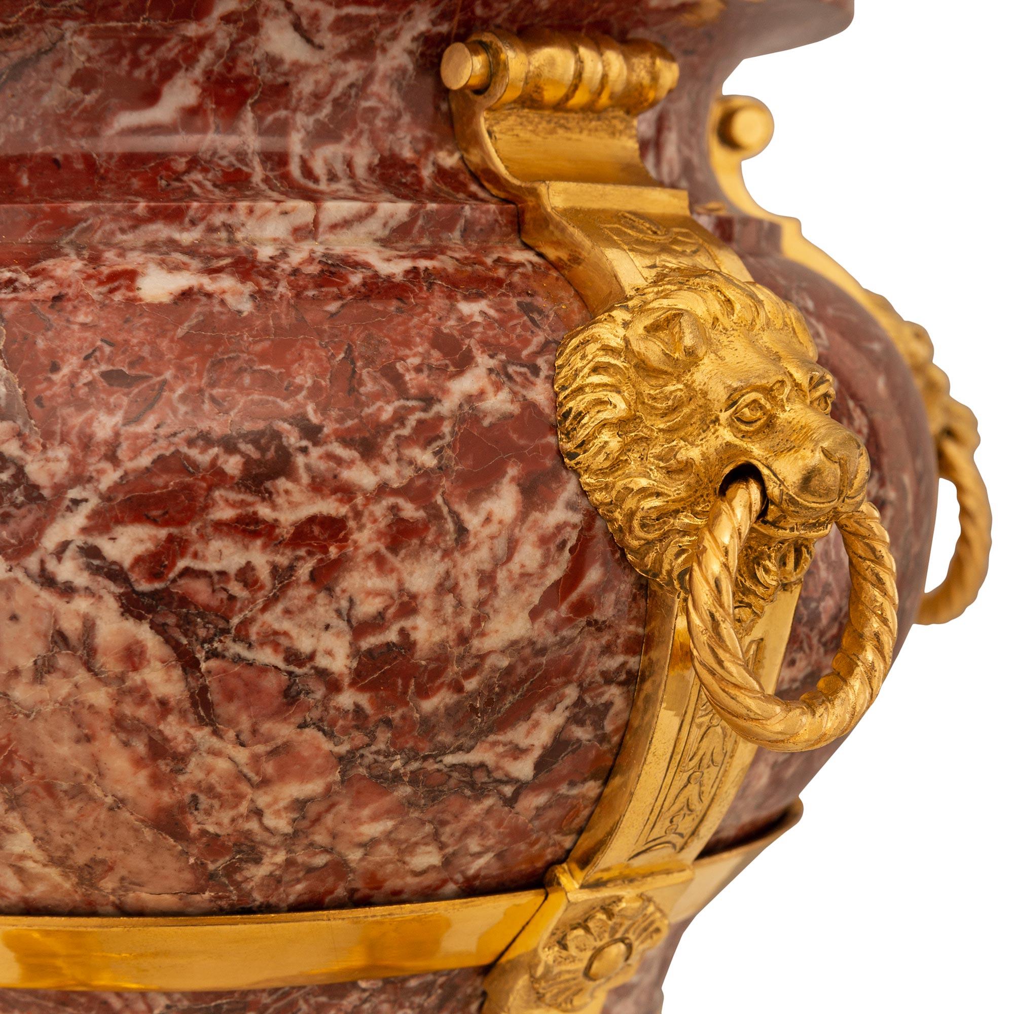 Urna neoclassica francese del XIX secolo in marmo e Ormolu di St Rose Vif des Pyrenées In condizioni buone in vendita a West Palm Beach, FL
