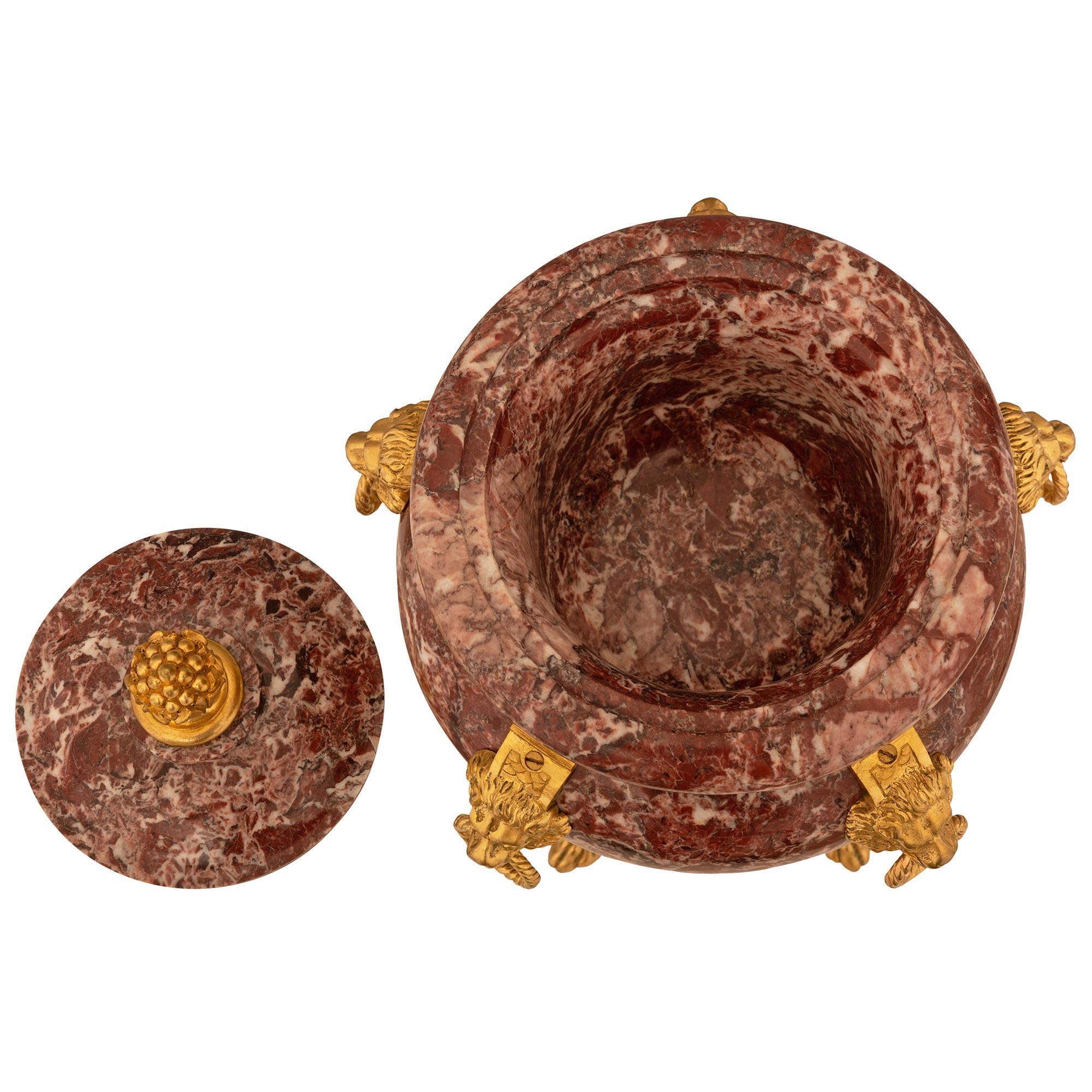 Urna neoclassica francese del XIX secolo in marmo e Ormolu di St Rose Vif des Pyrenées in vendita 1