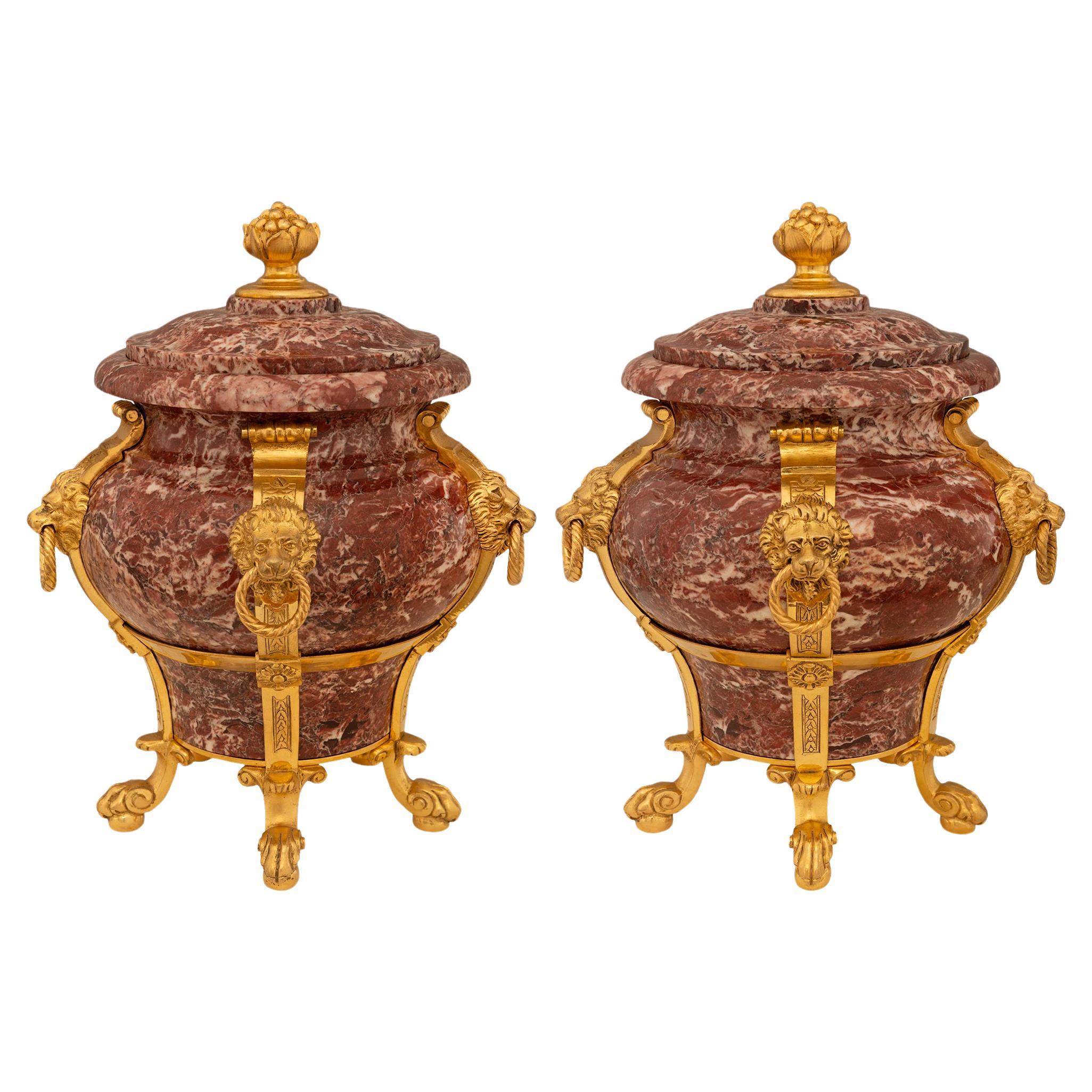 Urne en marbre et bronze doré de style néo-classique du 19e siècle, St Rose Vif des Pyrenées