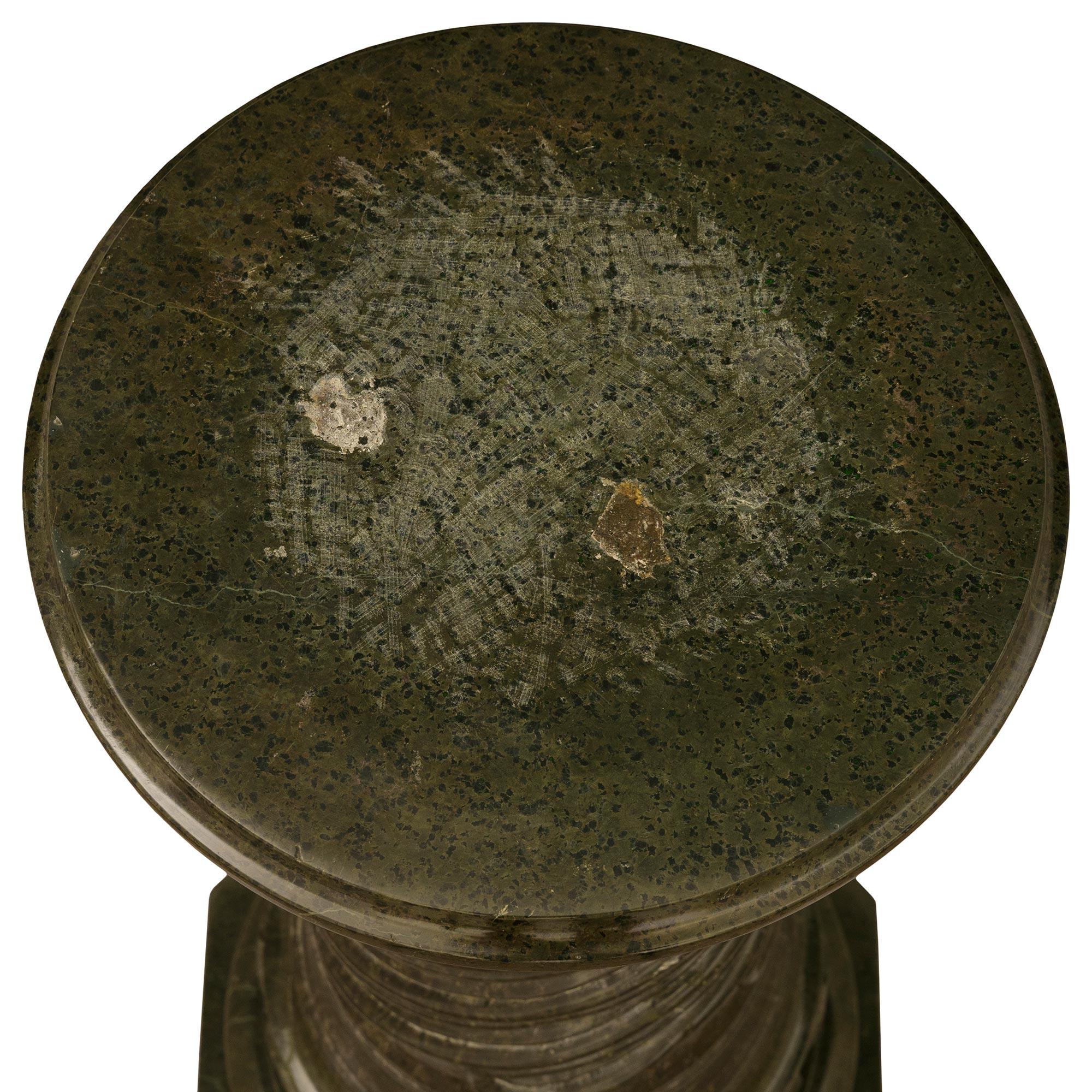 Pietra neoclassica francese del XIX secolo. Piedistallo in marmo Vert de Patricia in vendita 2