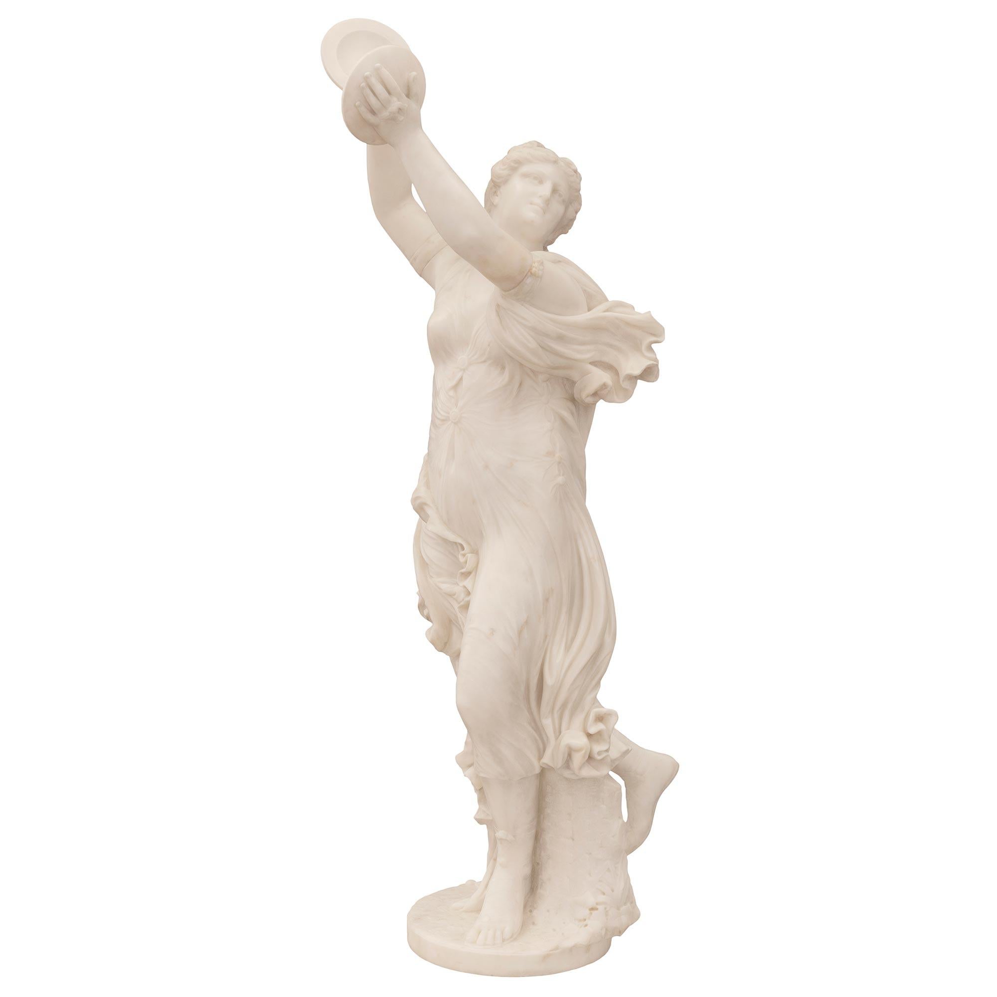 Une belle et très haute qualité de statue française néo-classique du 19ème siècle en marbre blanc de Carrare, signée J. Clésinger. La statue est surélevée par une base circulaire avec un motif au sol merveilleusement exécuté et une souche d'arbre à