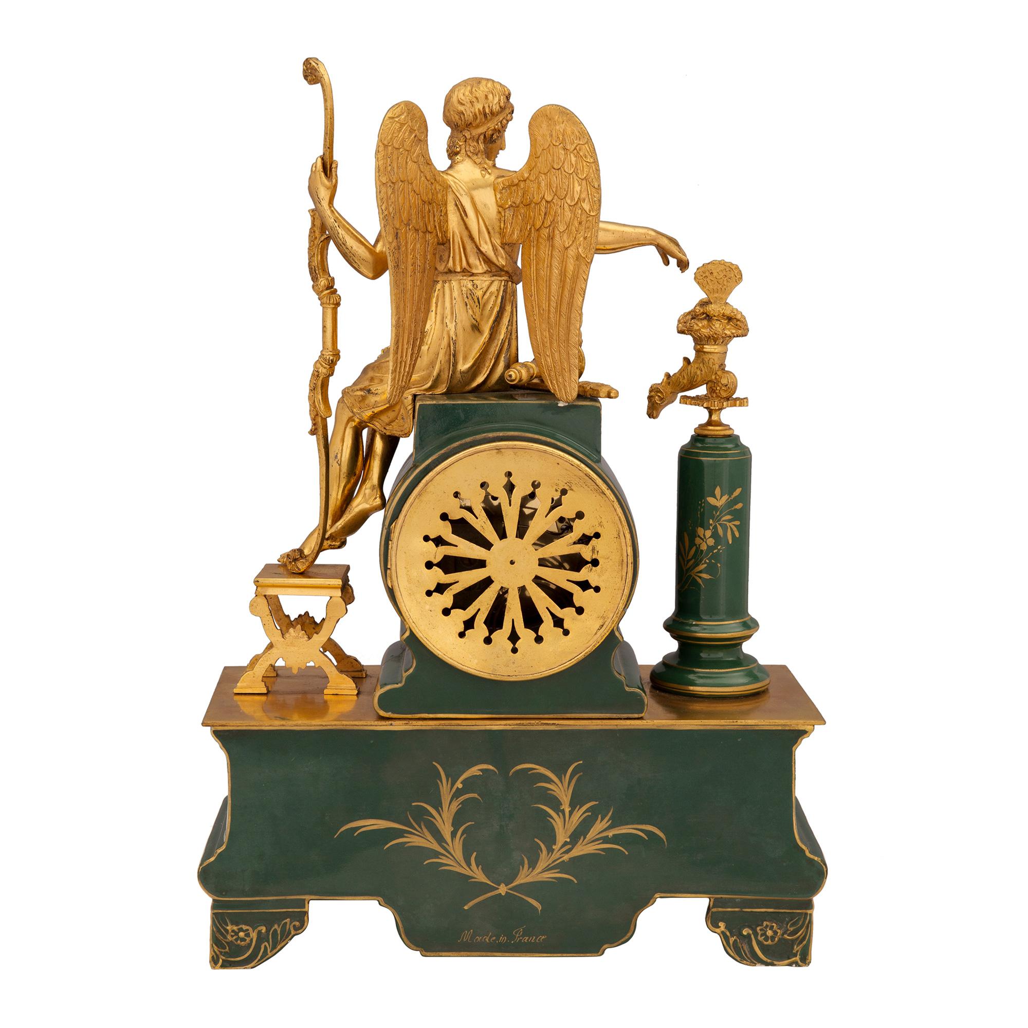 Uhr aus Porzellan und Goldbronze im neoklassischen Stil des 19. Jahrhunderts (Neoklassisch) im Angebot
