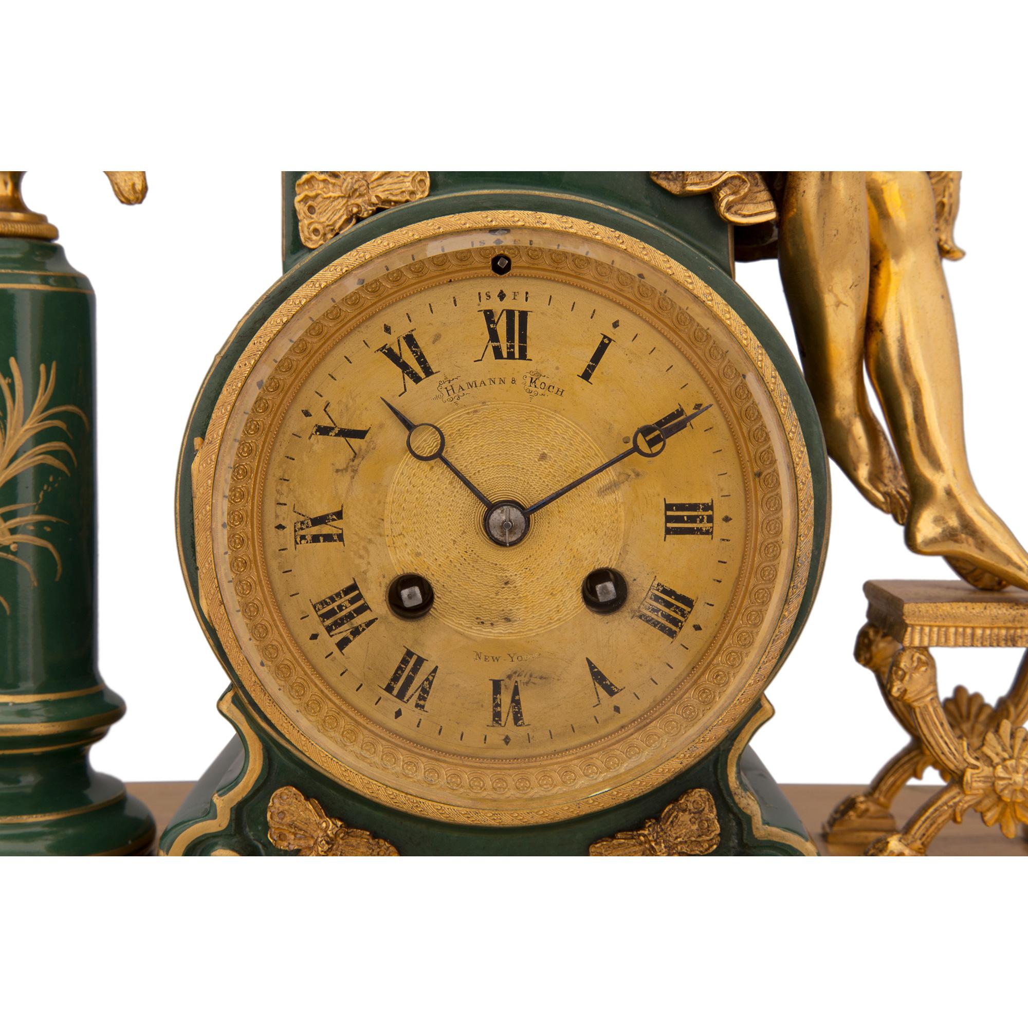 Uhr aus Porzellan und Goldbronze im neoklassischen Stil des 19. Jahrhunderts im Angebot 1