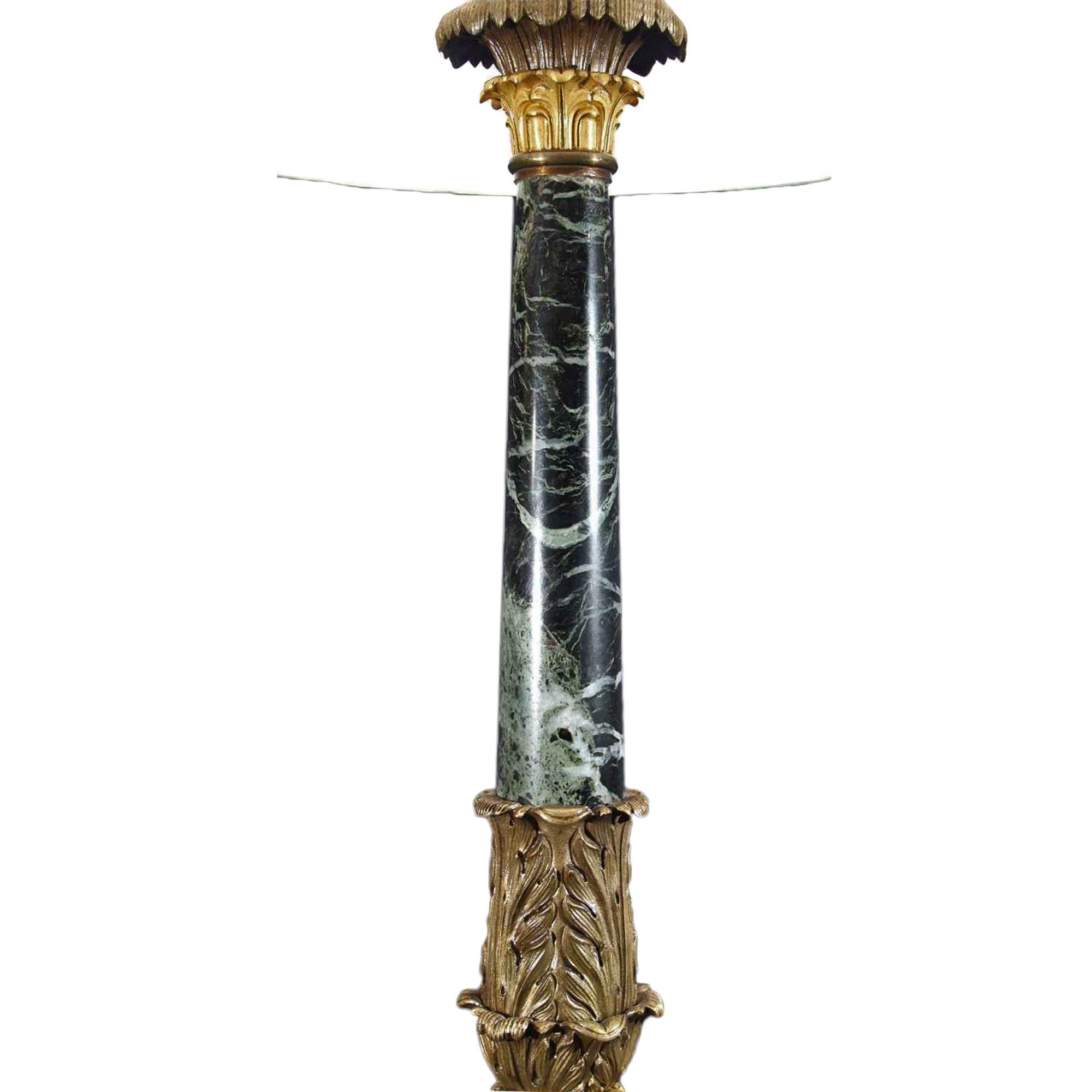 Eine attraktive und ungewöhnliche französische Neo-Klassik-Lampe des 19. Jahrhunderts aus Verde-Antico-Marmor, patinierter Bronze und Ormolu mit originaler Vergoldung und Patina. Die Lampe hat einen dreieckigen Marmorsockel mit abgeschrägten Seiten,