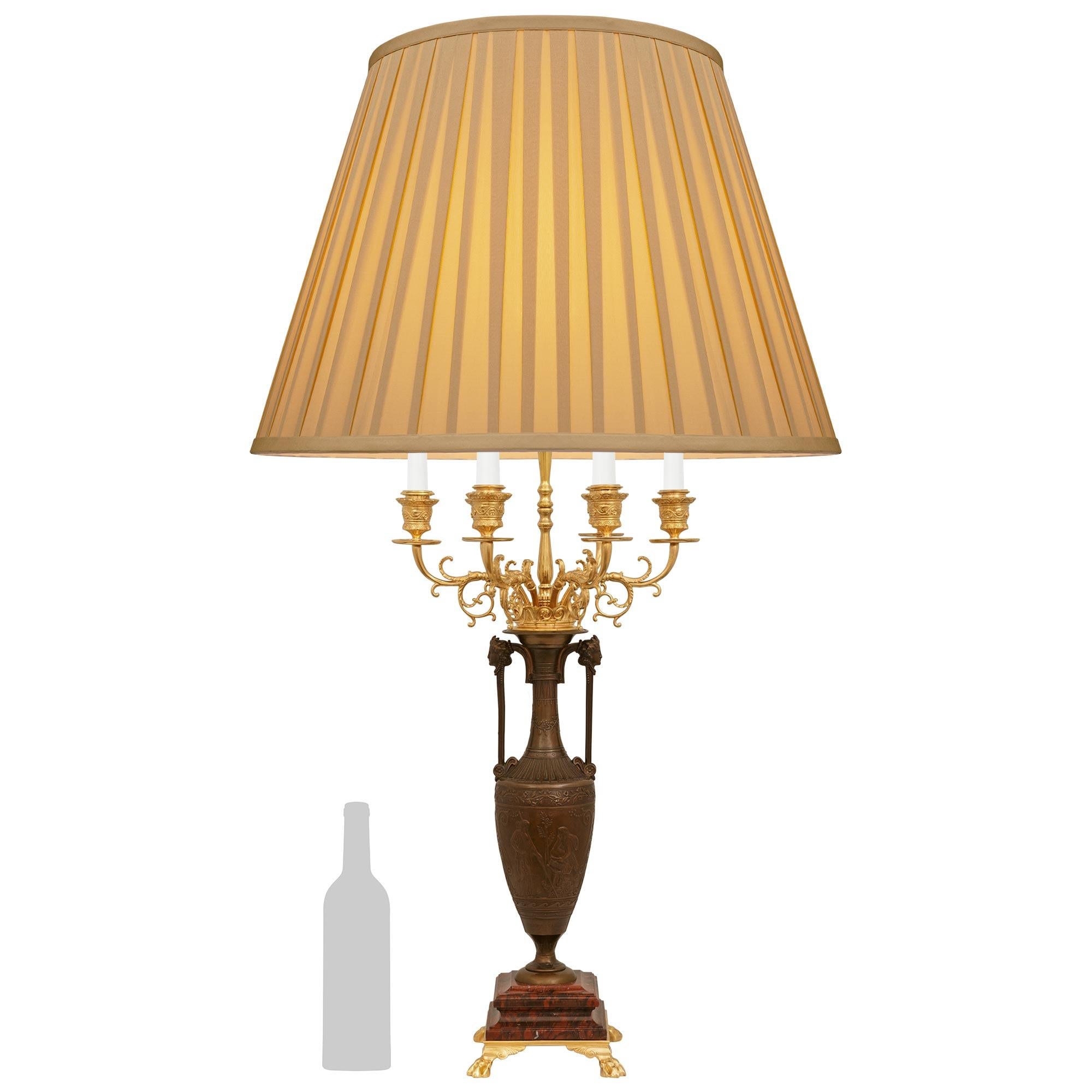 Imponente e di alta qualità lampada francese del XIX secolo in bronzo patinato neo-greco, Ormolu e marmo Rouge Griotte, firmata Henry Cahieux e F. Barbedienne Foundry. Questa lampada eccezionale si erge su una base quadrata in marmo Rouge Griotte