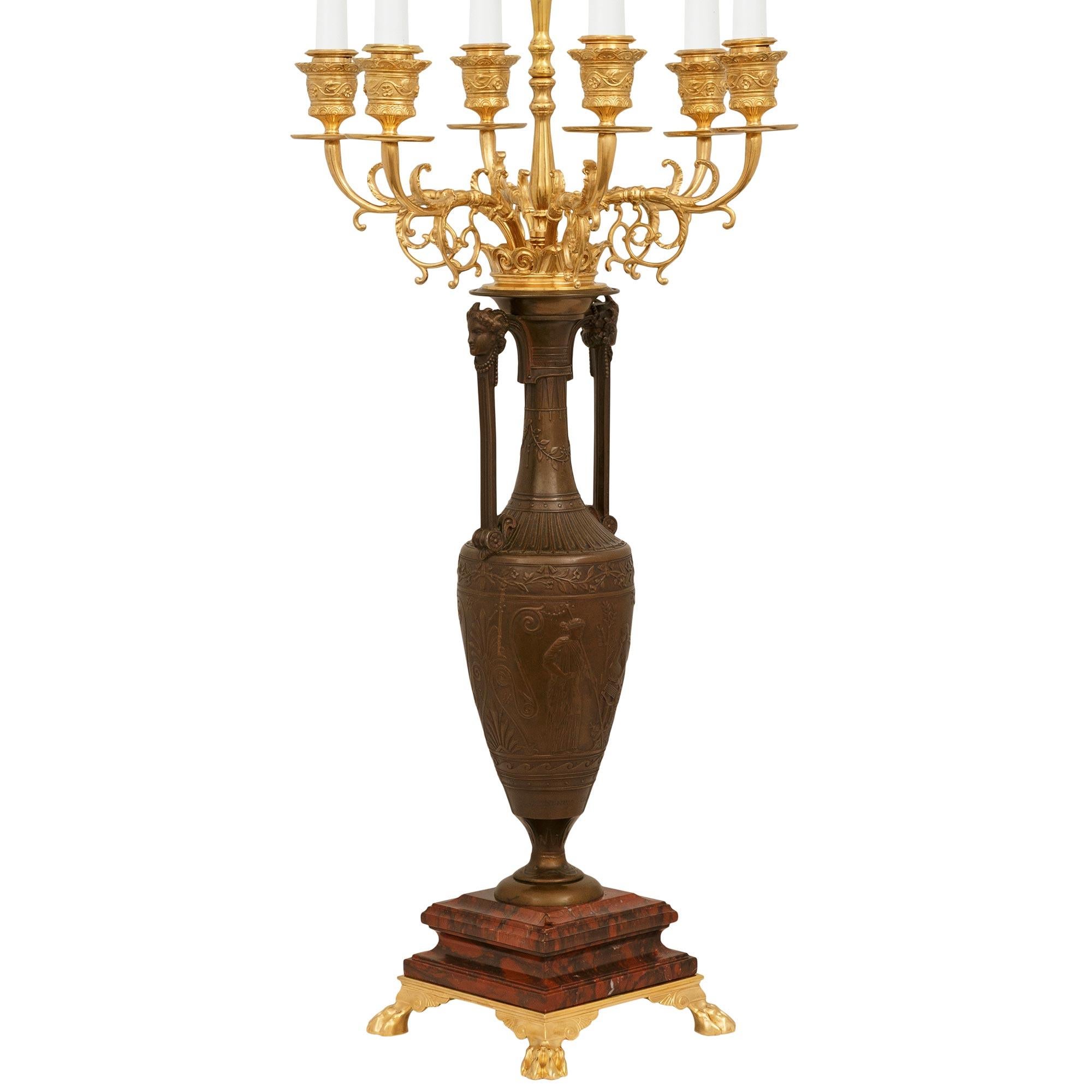 Neoclassico Lampada francese del XIX secolo in stile neo-greco. Lampada in bronzo, Ormolu e marmo di Griotte in vendita