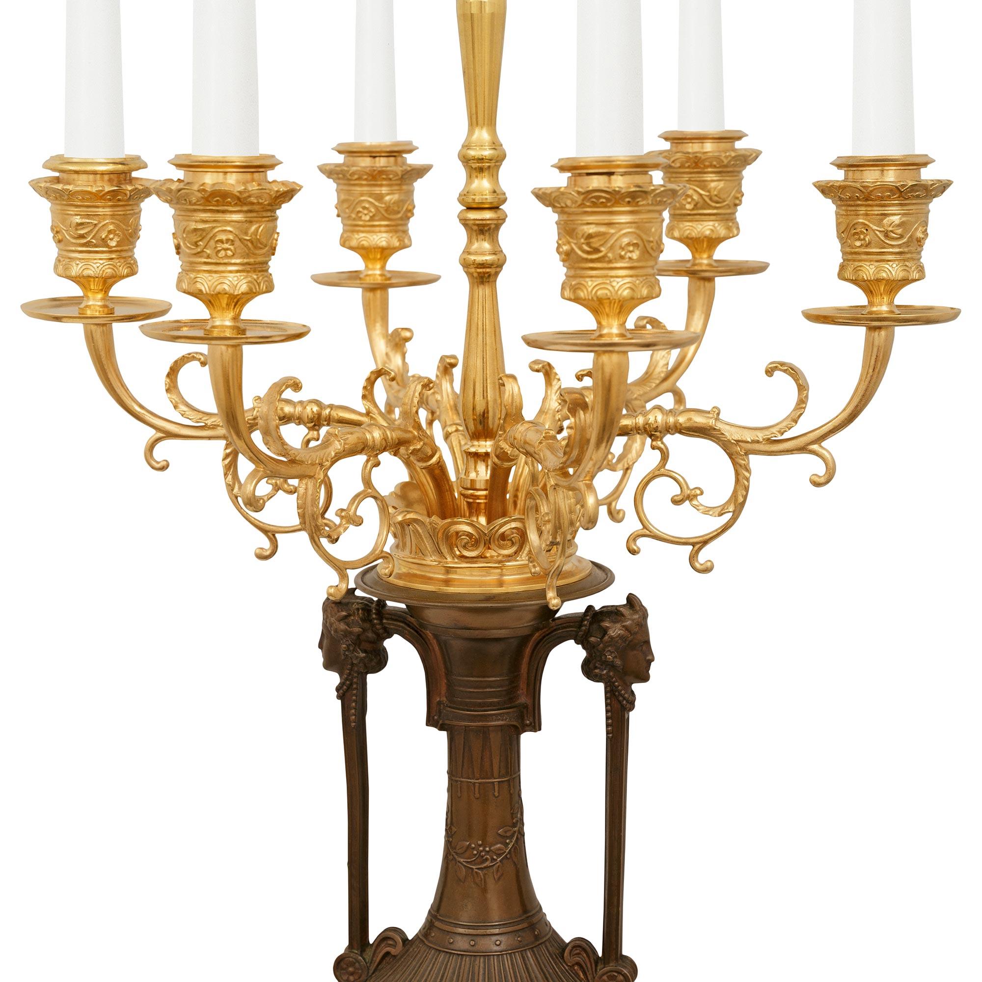 Francese Lampada francese del XIX secolo in stile neo-greco. Lampada in bronzo, Ormolu e marmo di Griotte in vendita