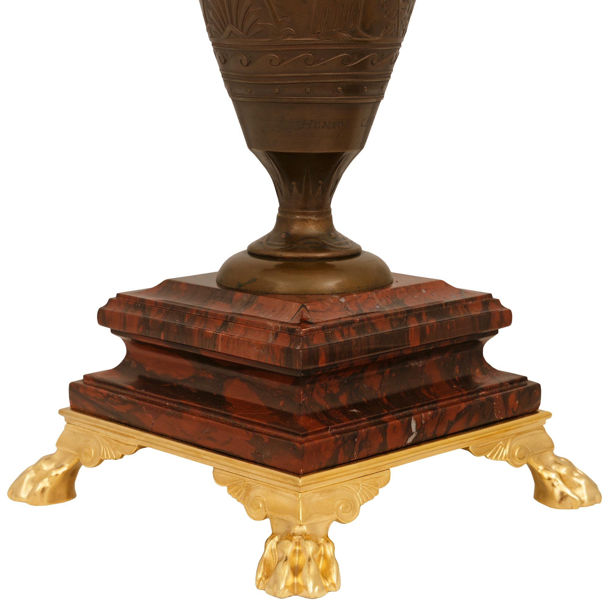 Lampada francese del XIX secolo in stile neo-greco. Lampada in bronzo, Ormolu e marmo di Griotte in vendita 3