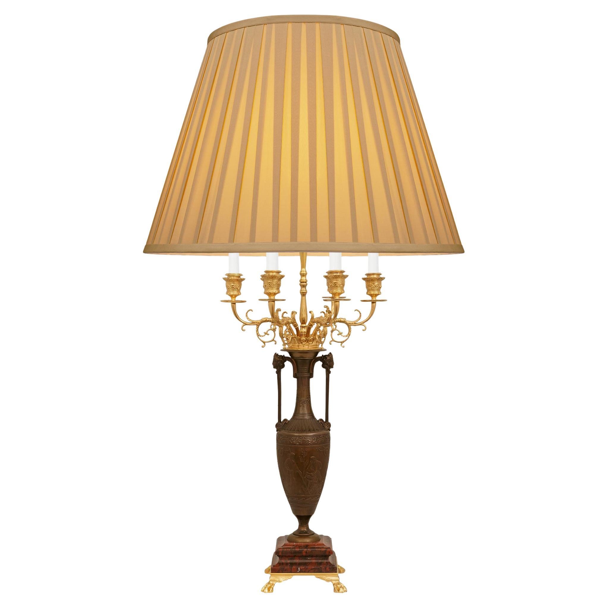 Lampada francese del XIX secolo in stile neo-greco. Lampada in bronzo, Ormolu e marmo di Griotte in vendita