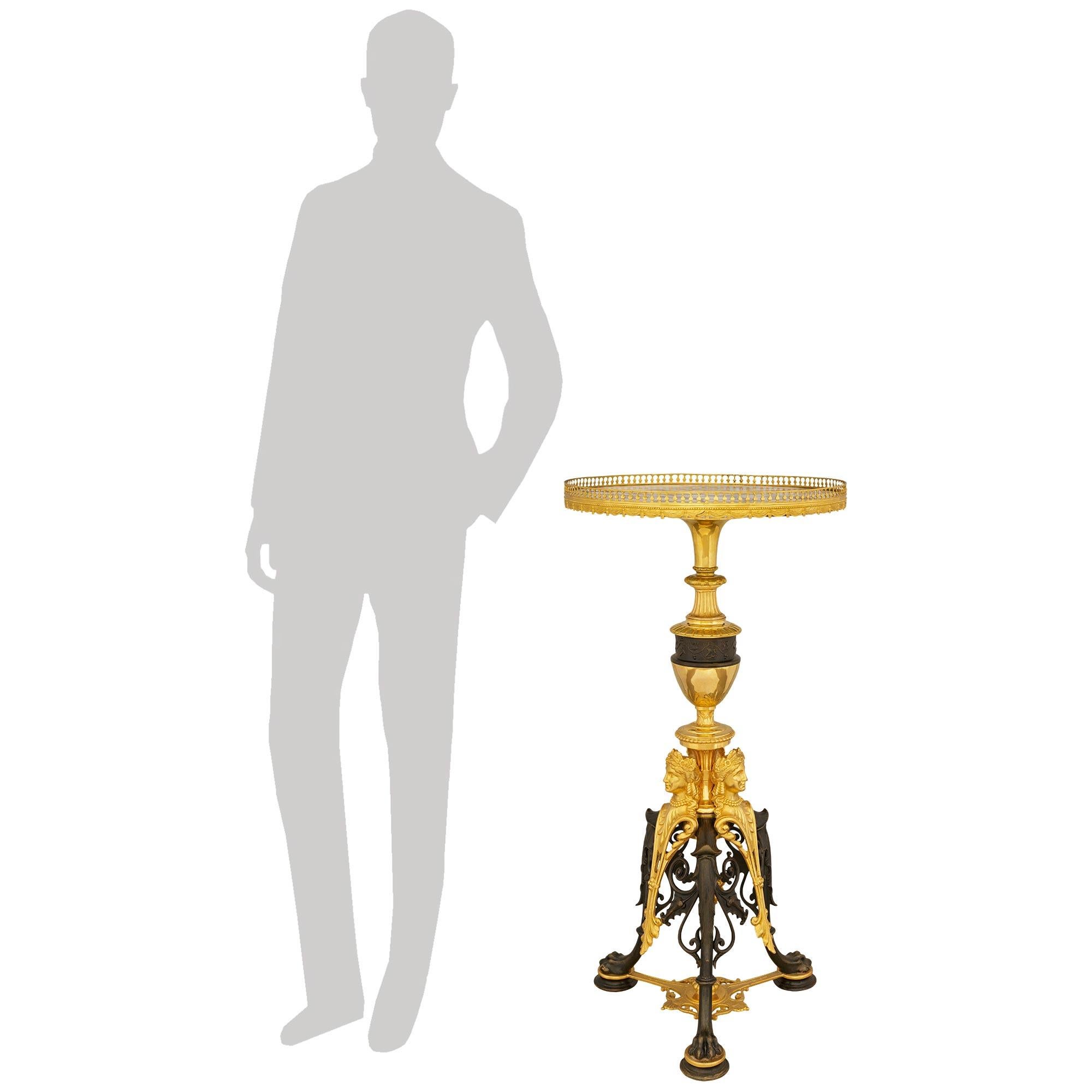 Una coppia sensazionale e di alta qualità di tavoli/pedane in bronzo patinato, ormolu e marmo del XIX secolo, attribuiti a Georges Emile Henri Servant. Questa splendida coppia è sollevata da tre sostegni a volute in bronzo patinato con zampe di